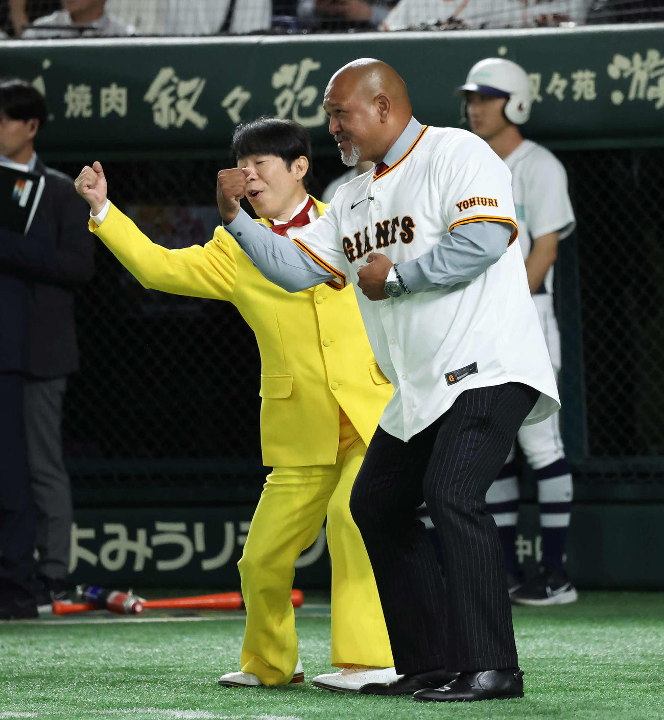 巨人対ロッテ　ダンディ坂野と現役時代のホームランパフォーマンスを披露するラミレスさん（撮影・丹羽敏通）