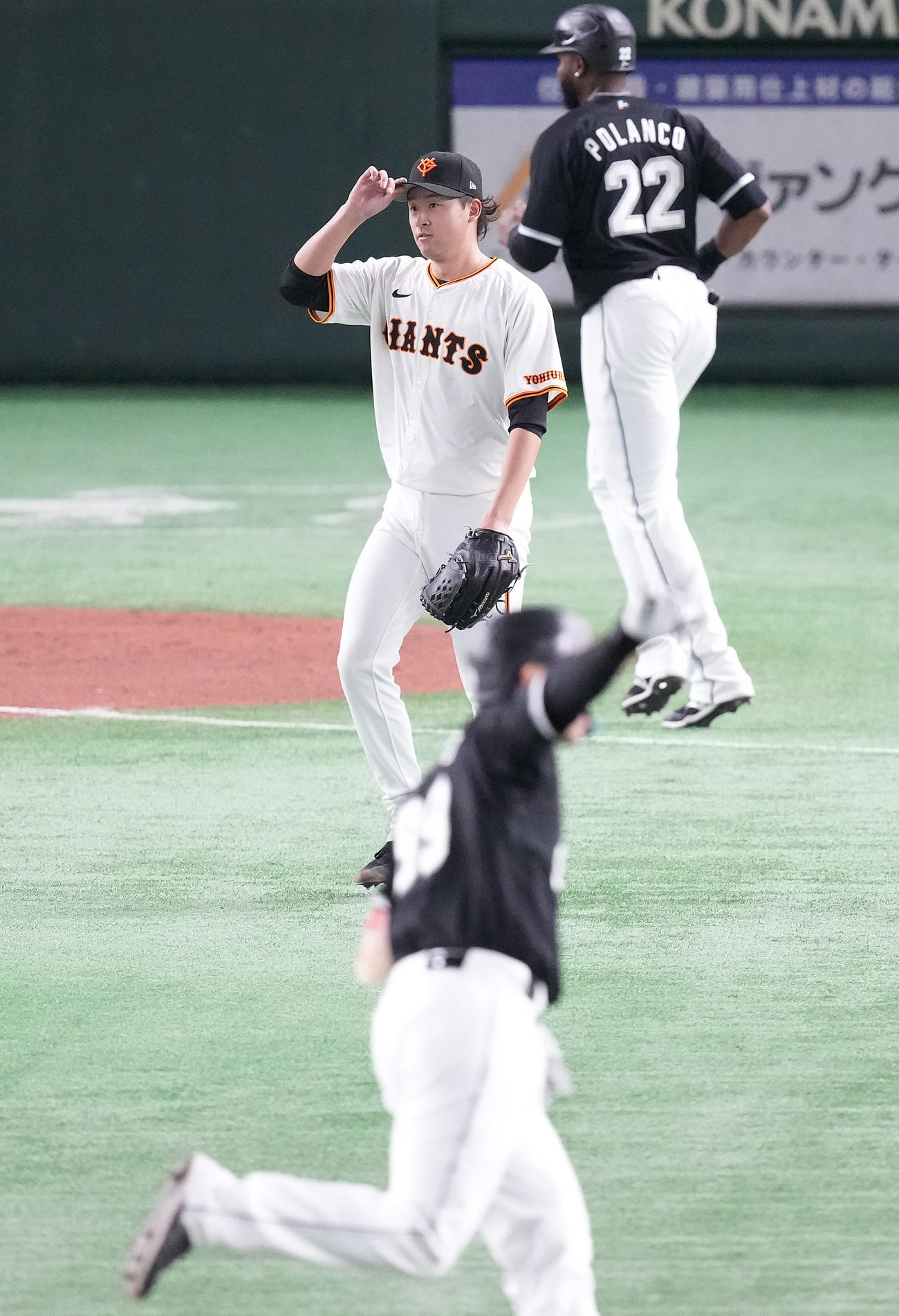 巨人対ロッテ　4回表ロッテ無死一、二塁、ソトに先制の右越え3点本塁打を浴びる堀田（撮影・鈴木みどり）