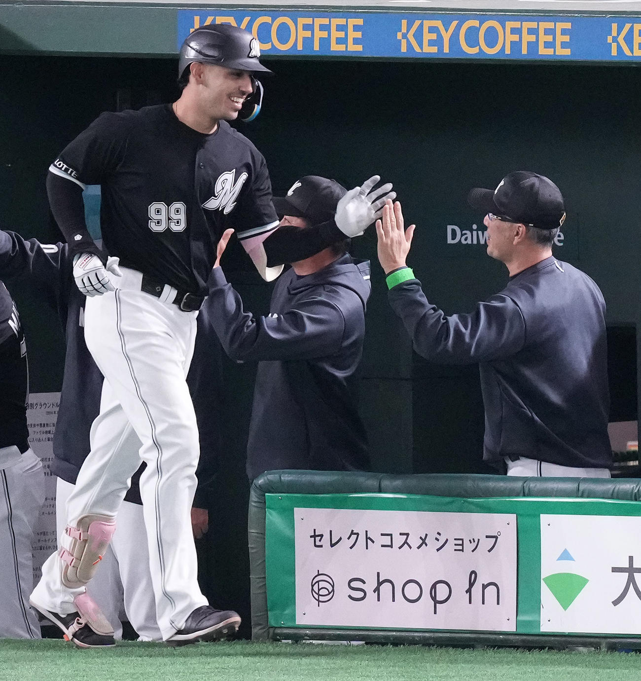 巨人対ロッテ　4回表ロッテ無死一、二塁、先制の右越え3点本塁打を放ったソト（左）を迎える吉井監督（撮影・鈴木みどり）