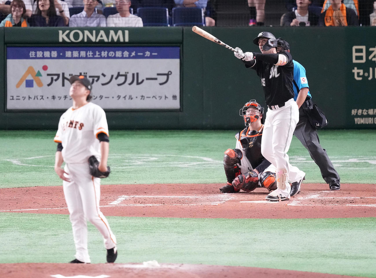 巨人対ロッテ　4回表ロッテ無死一、二塁、先制の右越え3点本塁打を放つソト。投手堀田（撮影・鈴木みどり）