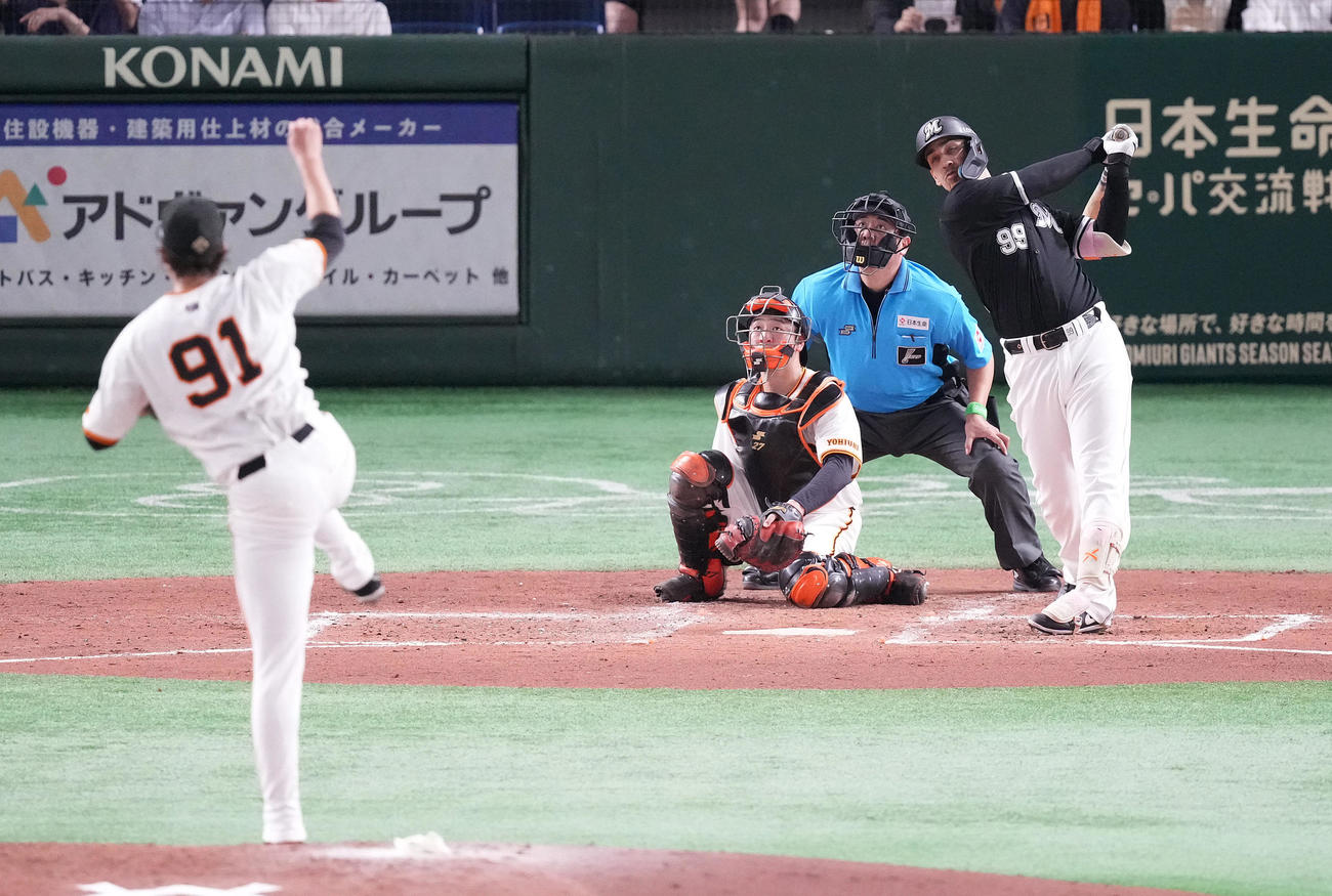 巨人対ロッテ　4回表ロッテ無死一、二塁、先制の右越え3点本塁打を放つソト。投手堀田（撮影・鈴木みどり）