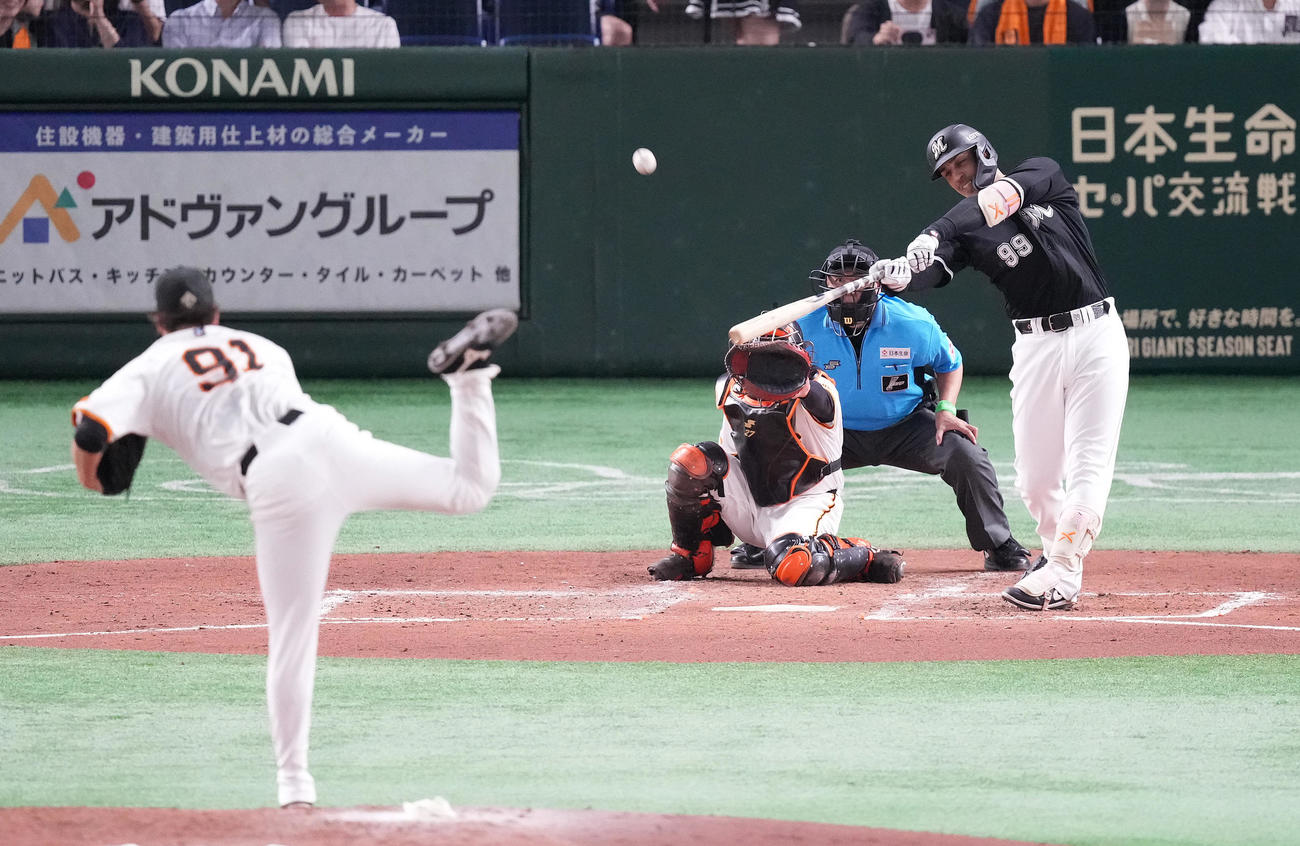 巨人対ロッテ　4回表ロッテ無死一、二塁、先制の右越え3点本塁打を放つソト。投手堀田（撮影・鈴木みどり）