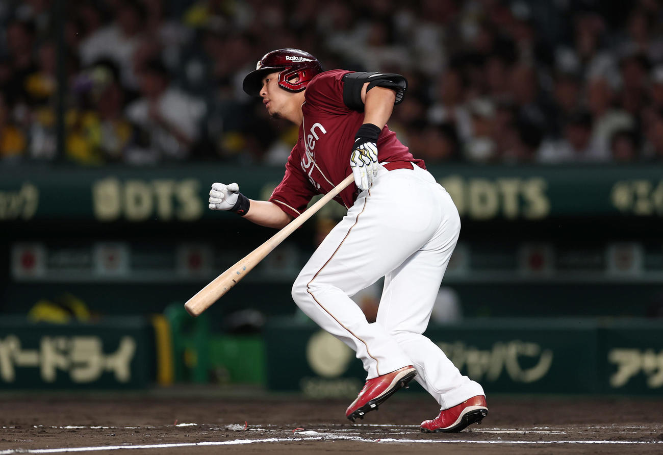 阪神対楽天　7回表楽天2死一塁、中前打を放つ浅村（撮影・前田充）