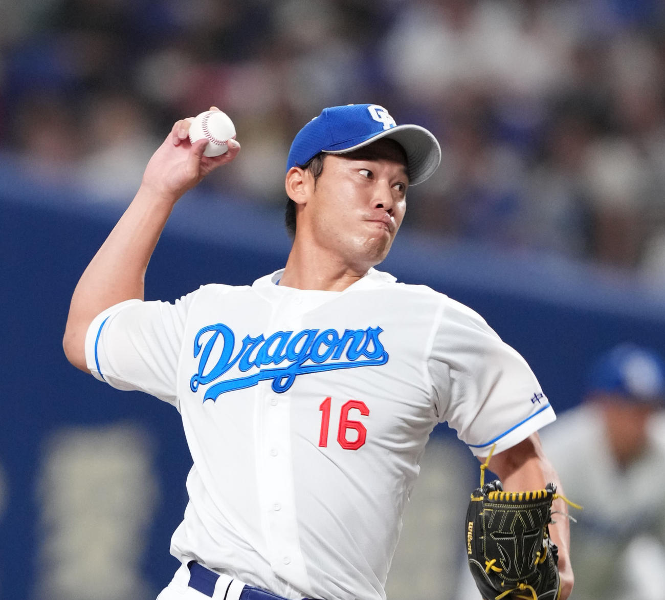 中日対ソフトバンク　8回表、中日4番手で登板する岩崎（撮影・森本幸一）