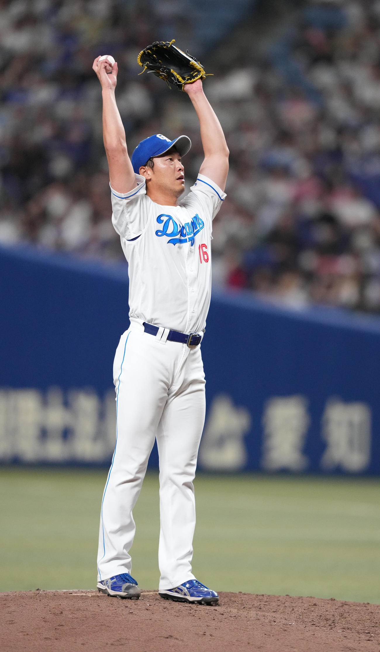 中日対ソフトバンク　8回表、中日4番手で登板する岩崎（撮影・森本幸一）