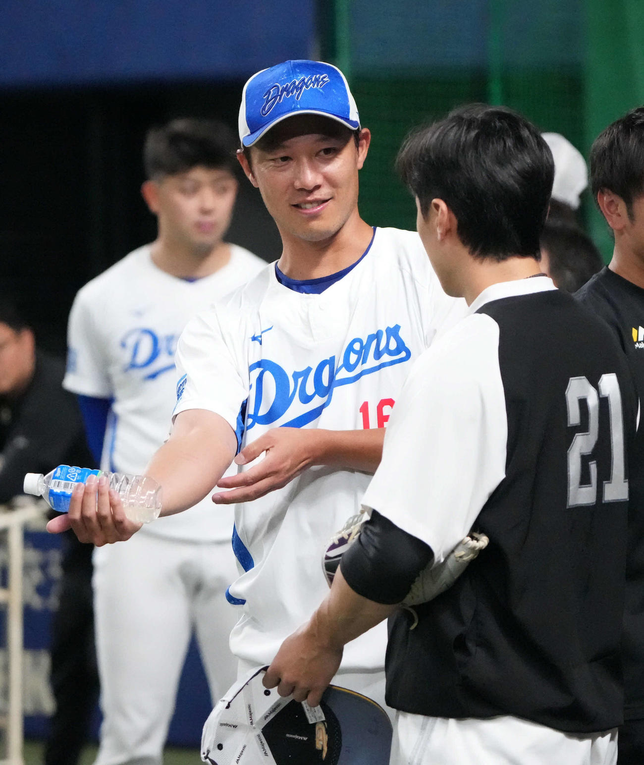 中日対ソフトバンク　試合前、ソフトバンク和田（右）と話す中日岩崎（撮影・森本幸一）