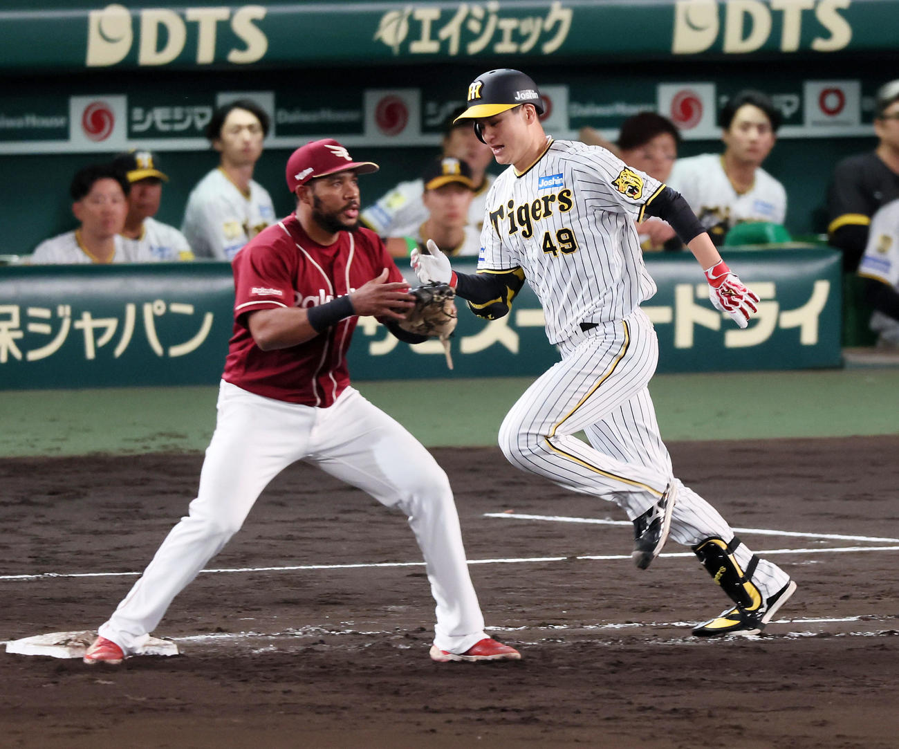 阪神対楽天　6回裏阪神2死二塁、大竹耕は内野安打を放つ。一塁手はフランコ（撮影・加藤哉）