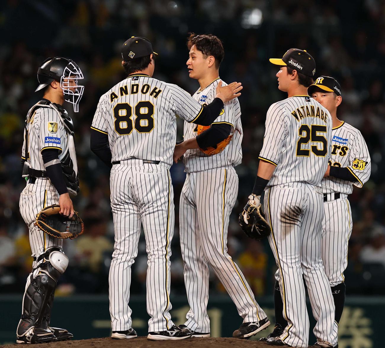 阪神対楽天　大竹（中央）は6回途中無失点で降板する（撮影・上田博志）