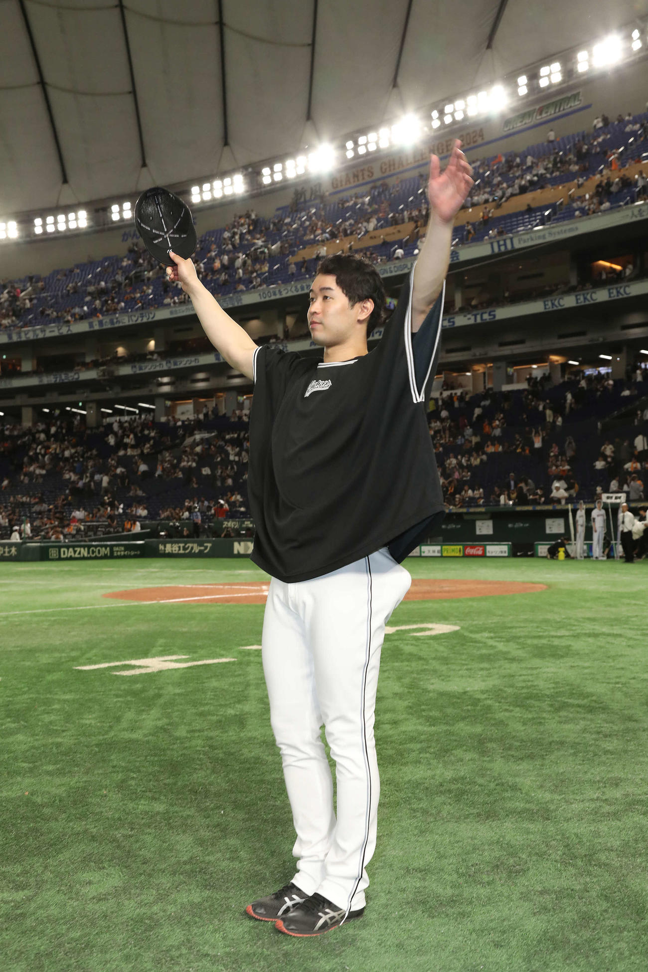 巨人対ロッテ　応援席の声援に応えるロッテ種市（撮影・丹羽敏通）