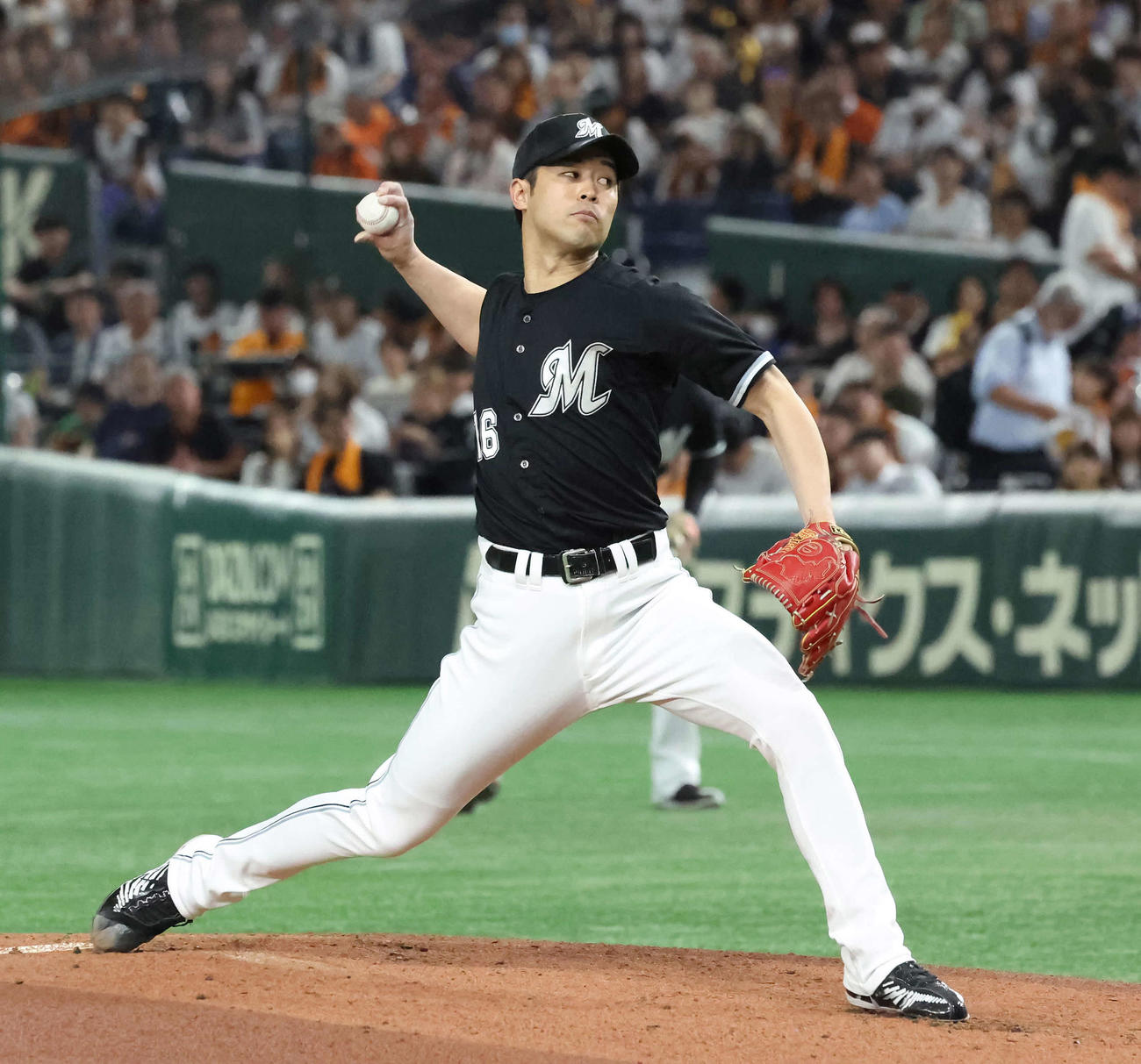 巨人対ロッテ　力投するロッテ先発の種市（撮影・丹羽敏通）