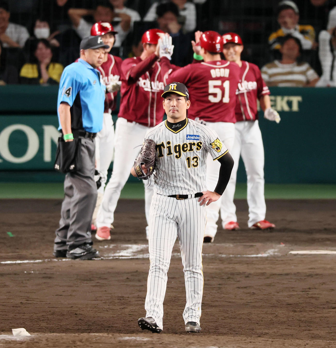 阪神対楽天　9回表楽天2死二塁、岩崎は小郷に右越え2点本塁打を浴びる（撮影・加藤哉）