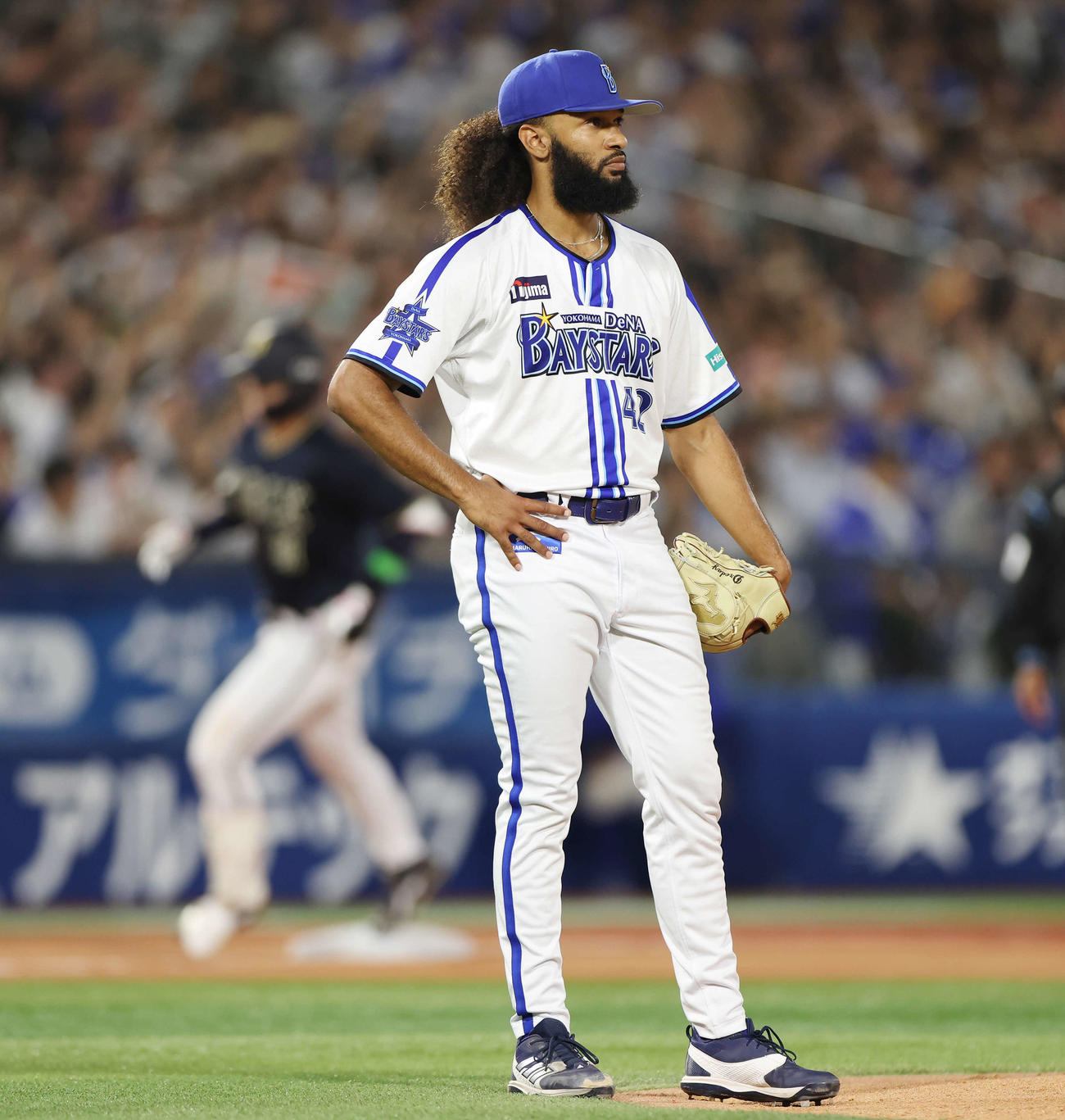 DeNA対オリックス　5回表オリックス2死一塁、太田（後方）に右越え2点本塁打を浴びるジャクソン（撮影・宮地輝）