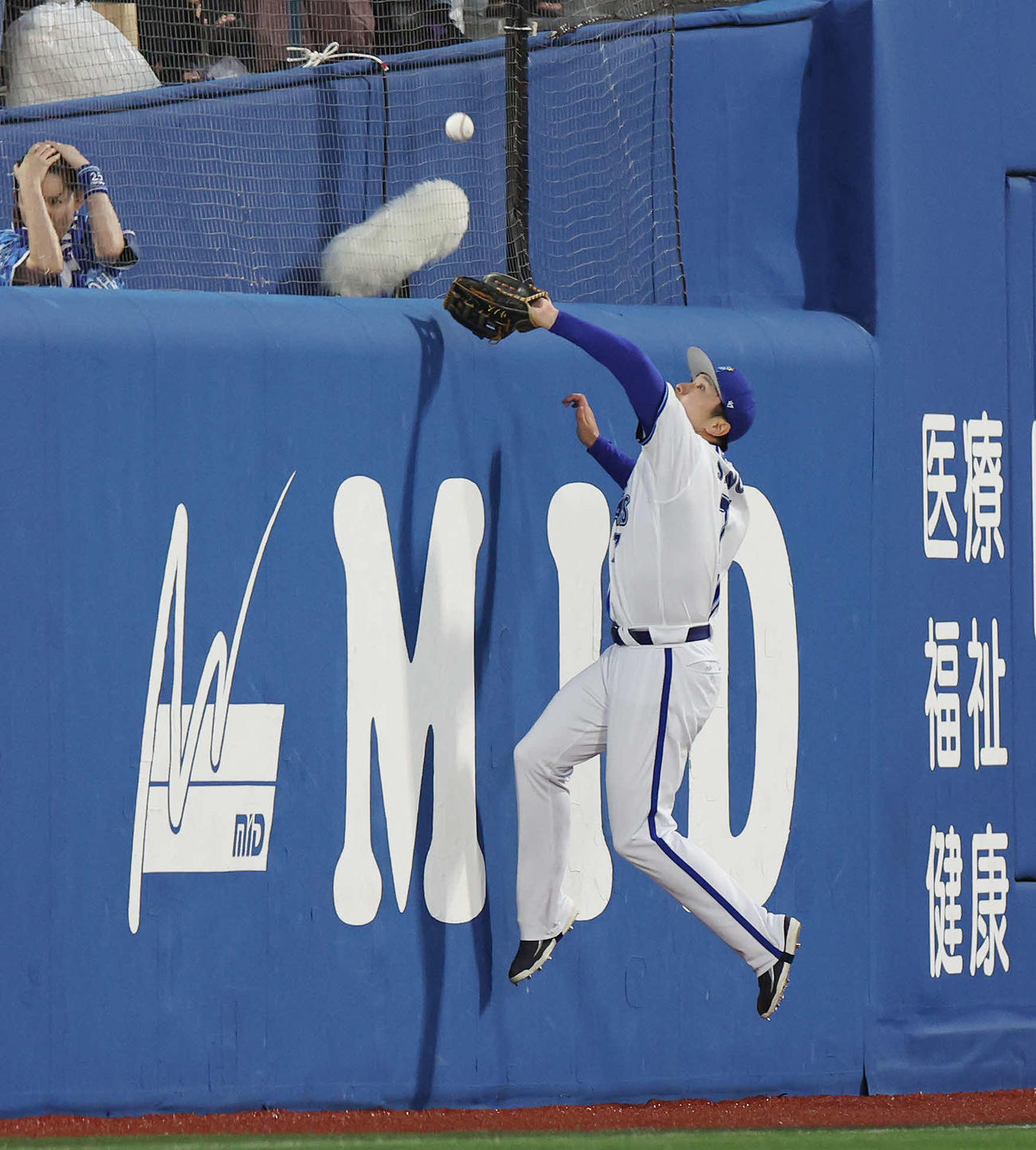 DeNA対オリックス　3回表オリックス2死一塁、西川の左邪飛を好捕する佐野（撮影・宮地輝）