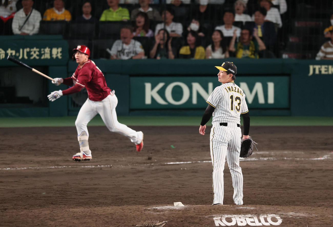 阪神対楽天　9回表楽天2死二塁、岩崎は小郷に右越え2点本塁打を浴びる（撮影・加藤哉）