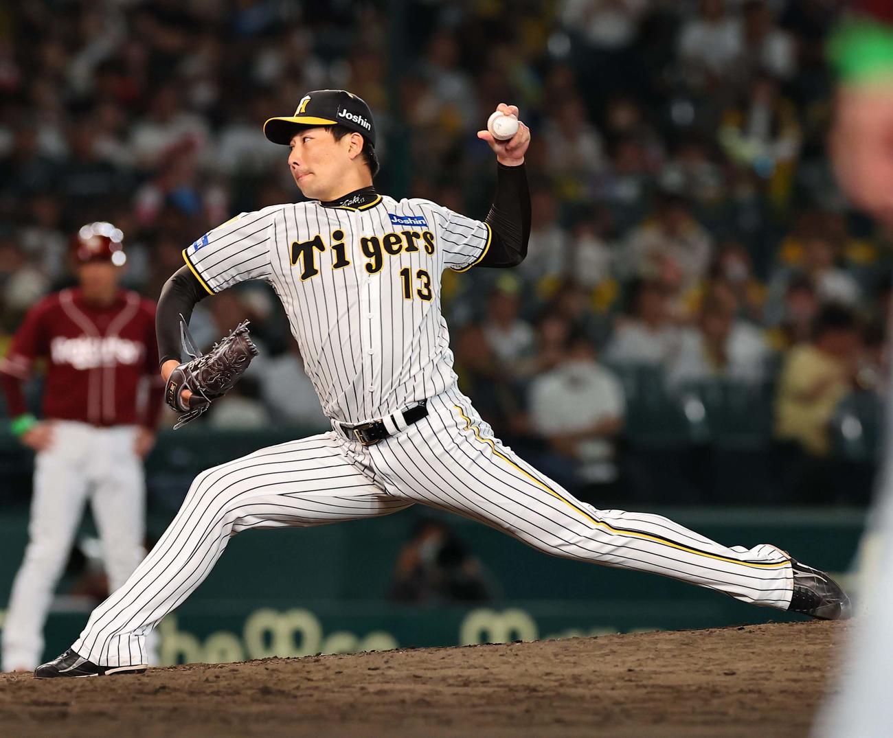 阪神対楽天　阪神6番手の岩崎（撮影・上田博志）