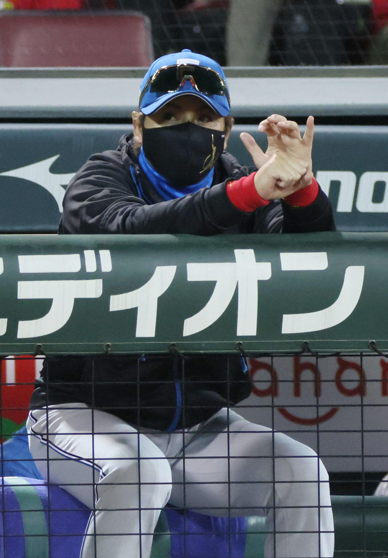 広島対日本ハム　8回表日本ハム、ベンチの新庄監督（撮影・加藤孝規）