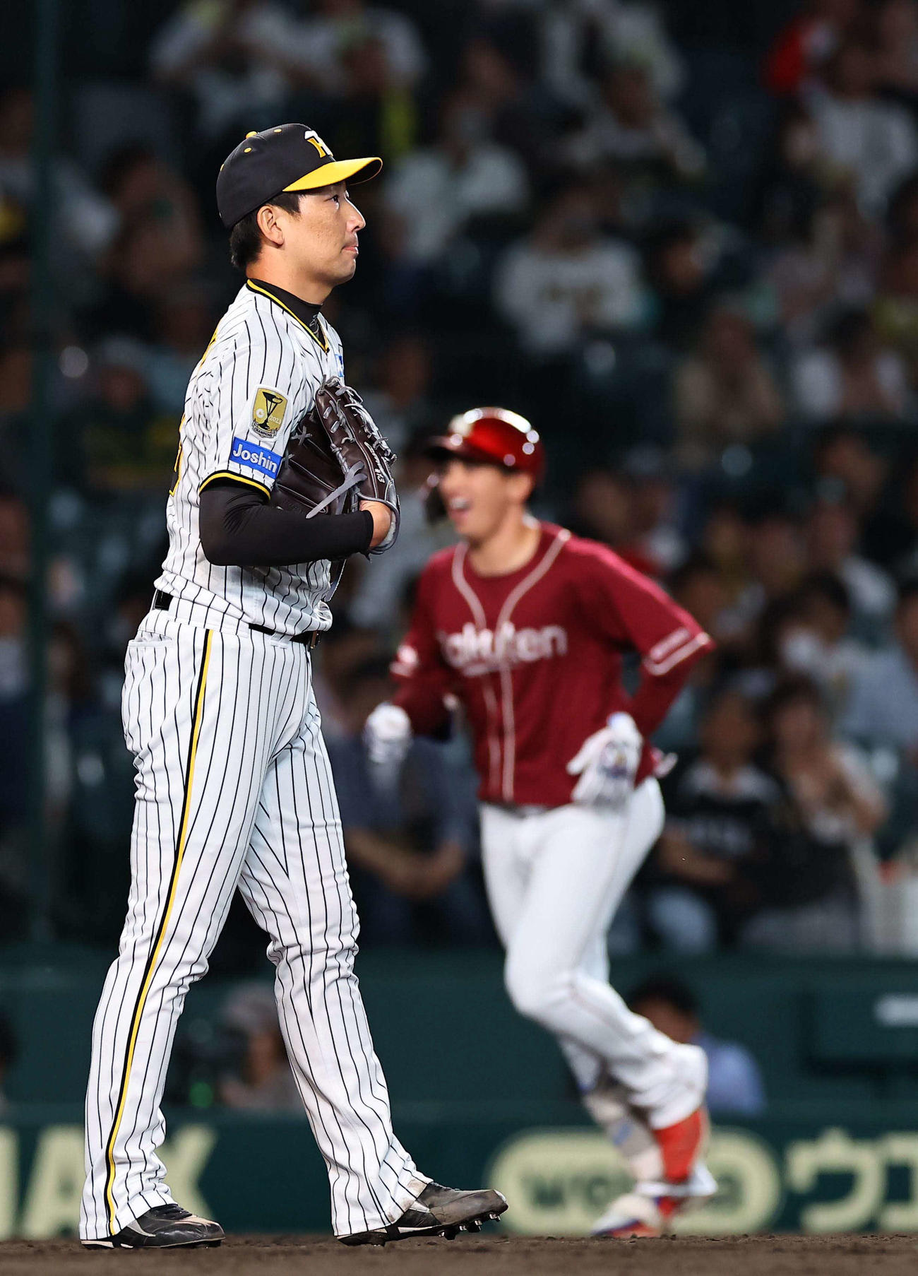 阪神対楽天　9回表楽天2死二塁、岩崎（左）は小郷（右）に逆転2点本塁打を浴びる（撮影・上田博志）