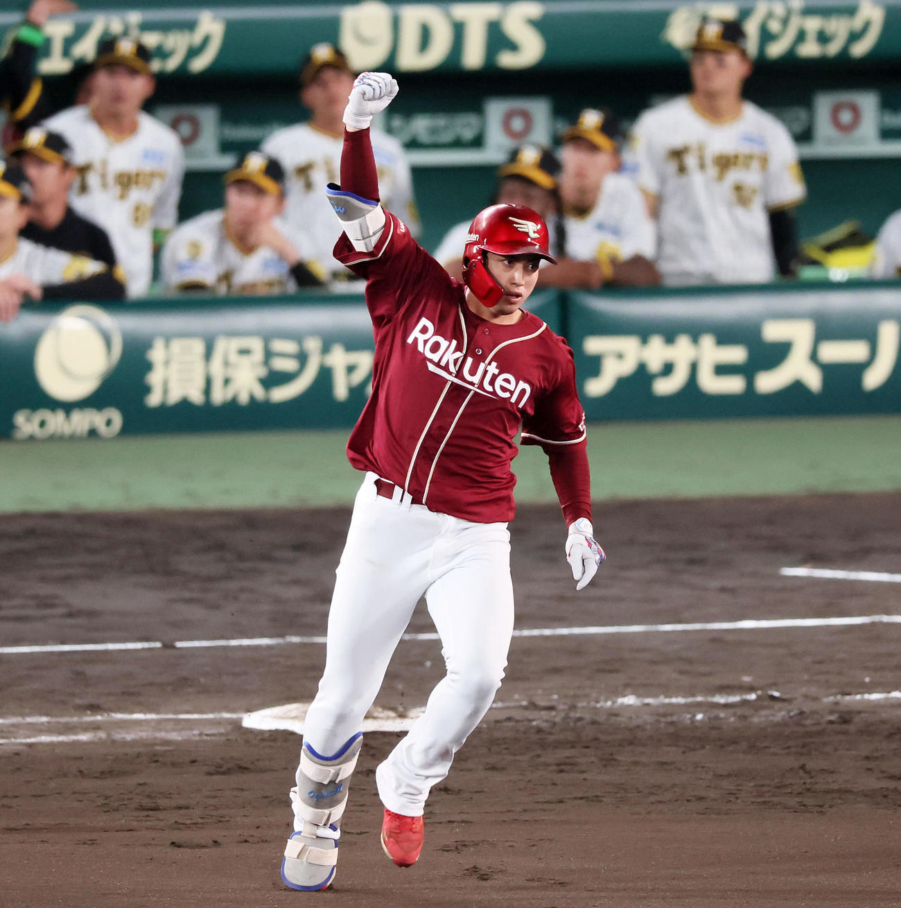 阪神対楽天　9回表楽天2死二塁、小郷は右越え2点本塁打を放ちガッツポーズでダイヤモンドを1周する（撮影・加藤哉）