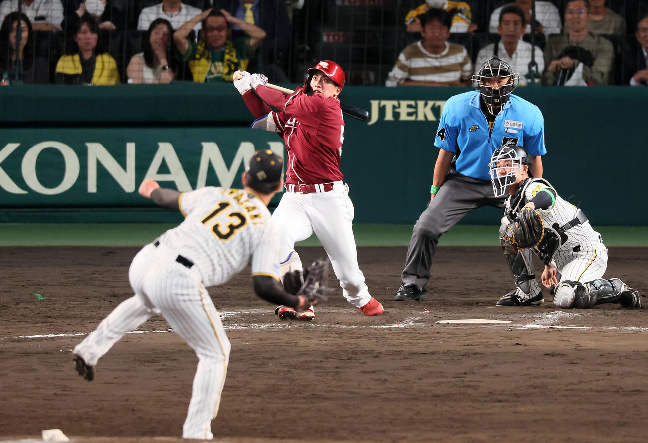 阪神対楽天　9回表楽天2死二塁、小郷は右越え2点本塁打を放つ。投手は岩崎（撮影・加藤哉）