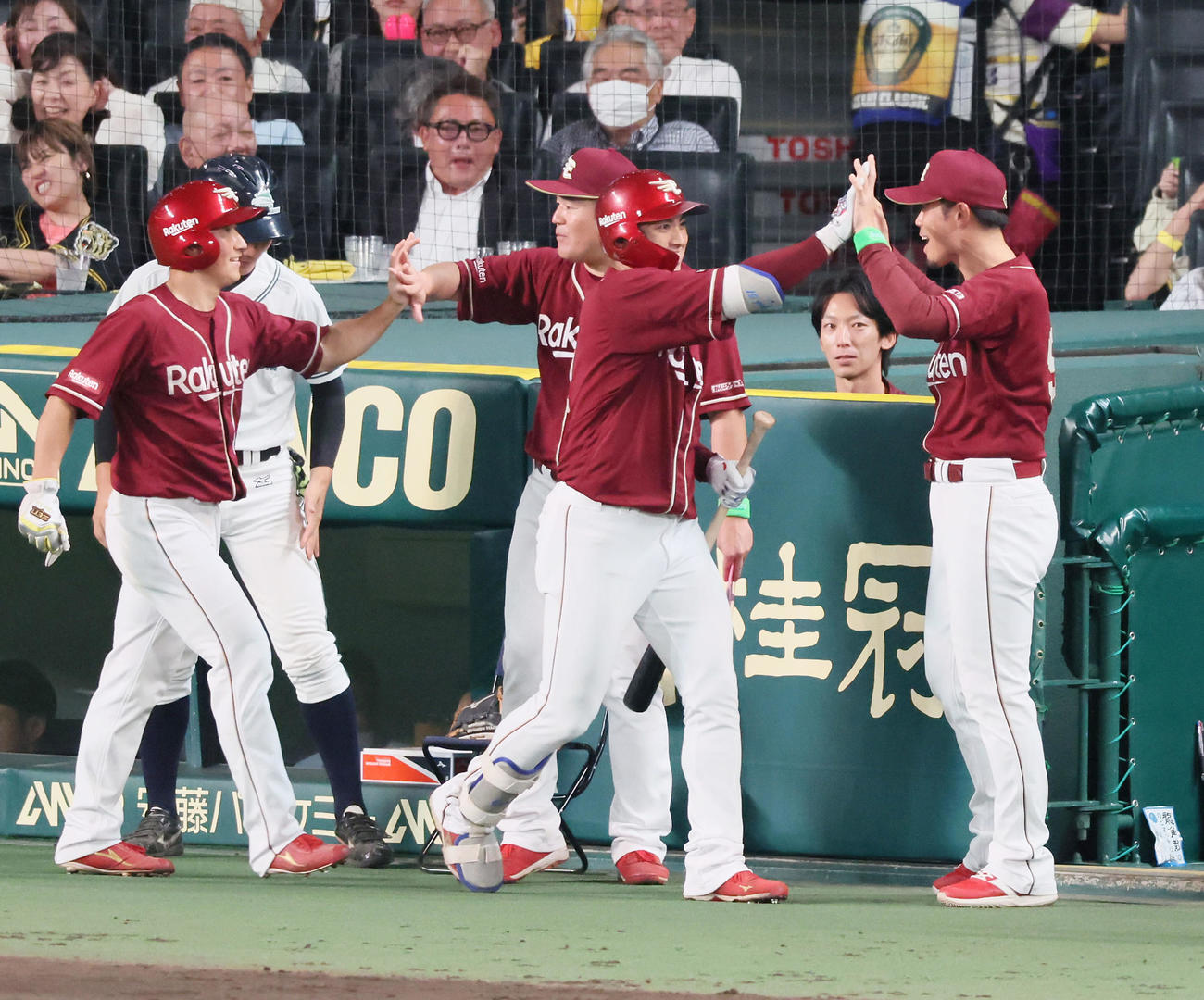 阪神対楽天　9回表楽天2死二塁、右越え2点本塁打を放ち生還した小郷（左）は出迎える今江監督とタッチ。左端は二塁走者辰己（撮影・加藤哉）