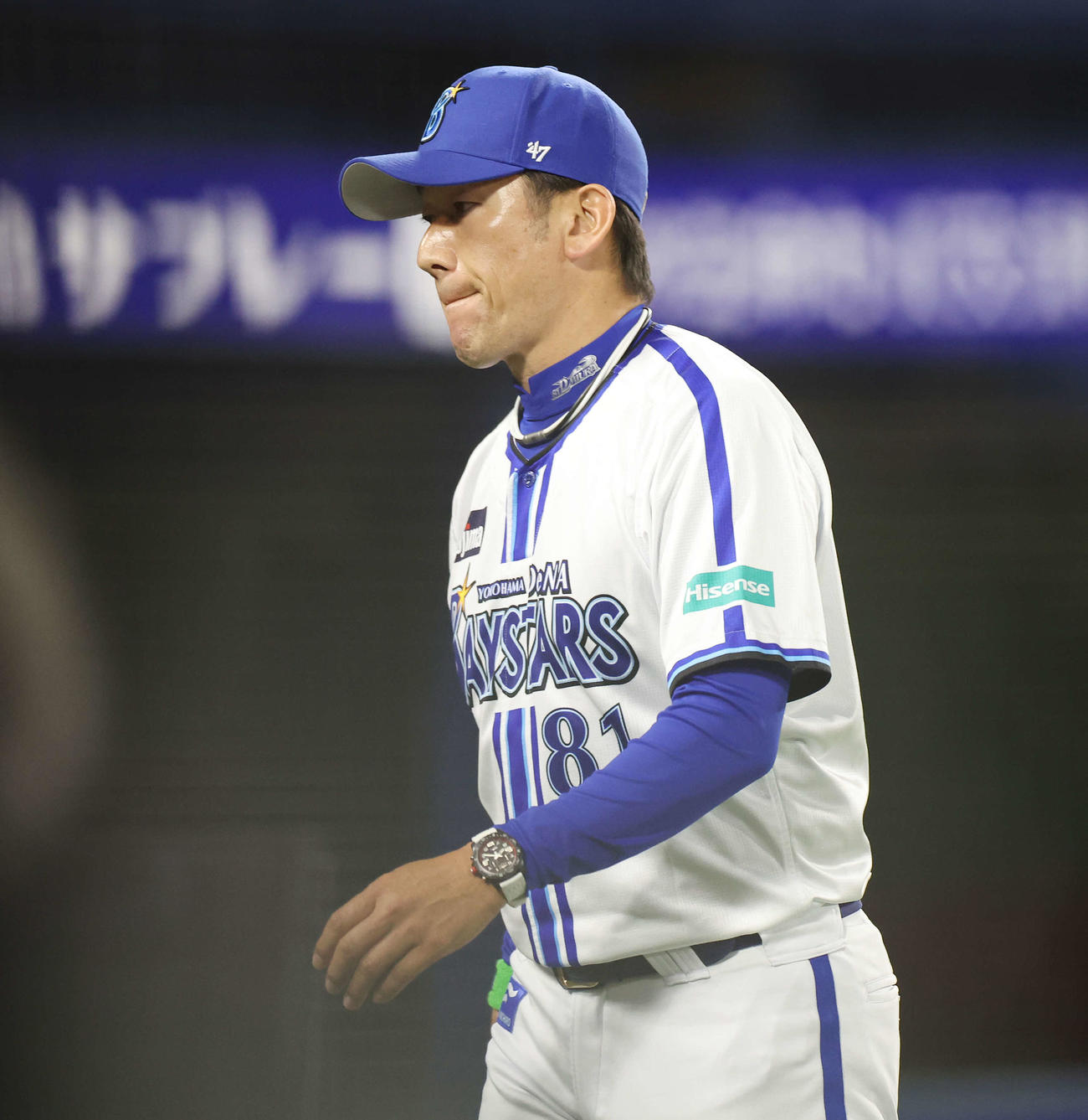 DeNA対オリックス　7回表、選手交代を告げベンチに帰るDeNA三浦監督（撮影・宮地輝）