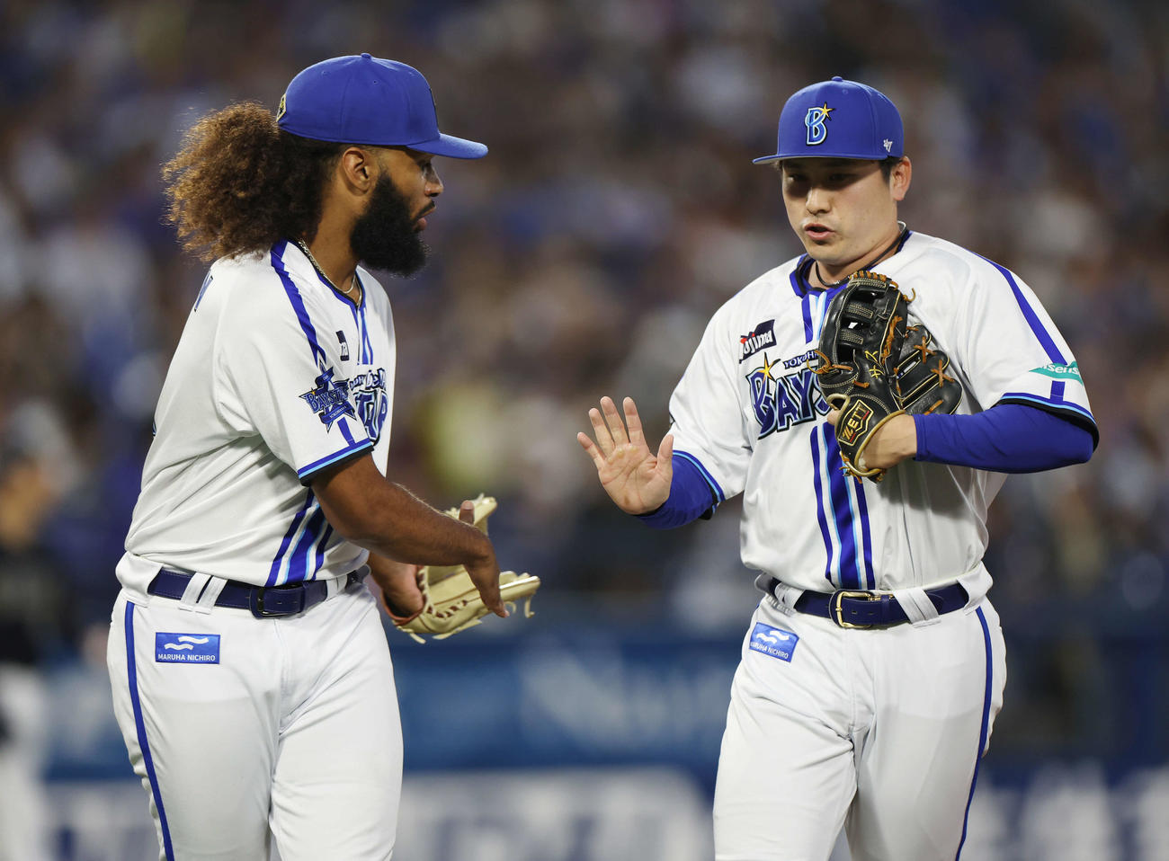 DeNA対オリックス　3回表オリックス2死一塁、西川の左邪飛を好捕した佐野（右）を迎えるジャクソン（撮影・宮地輝）