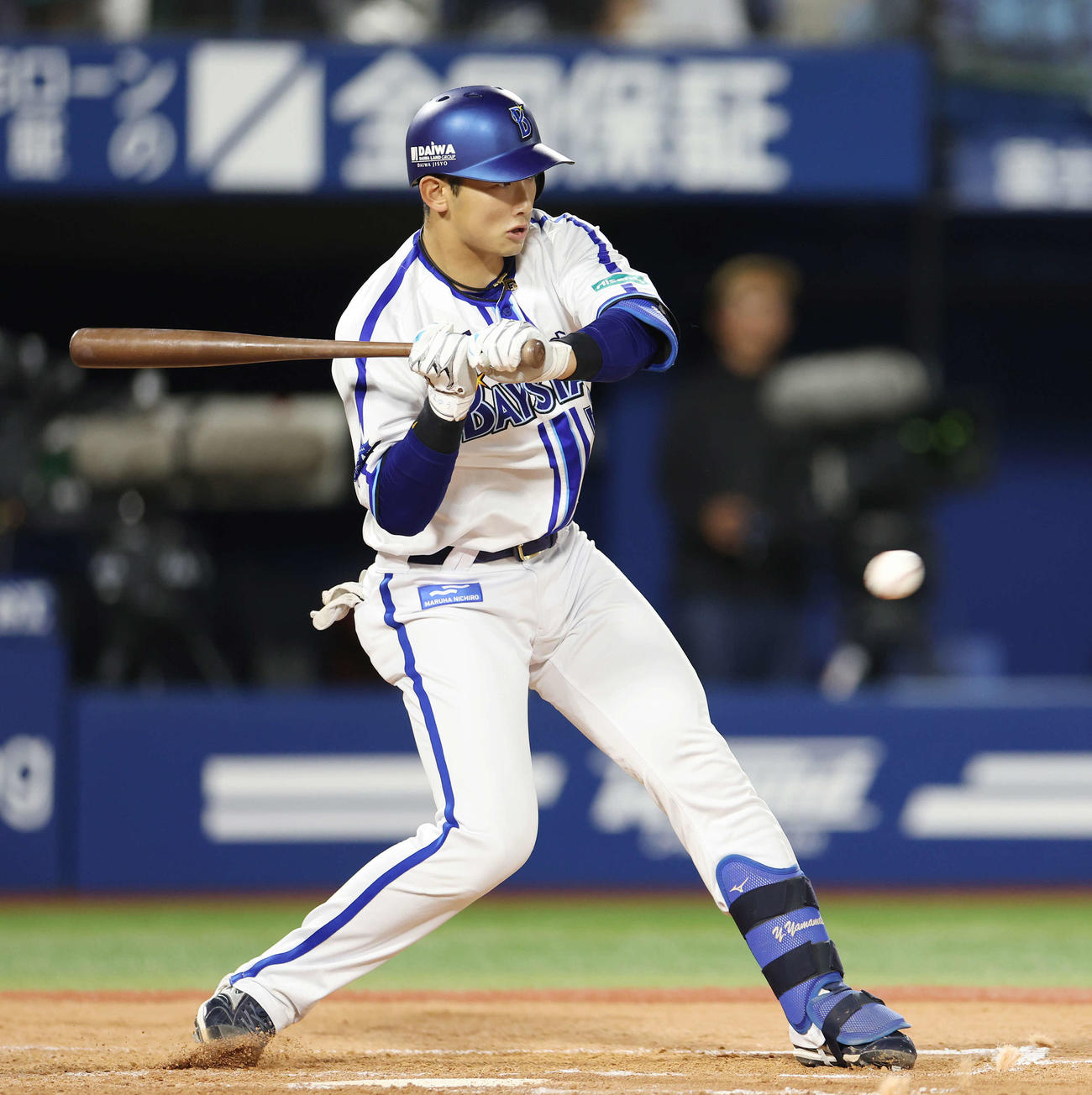 DeNA対オリックス　4回裏DeNA無死、四球を選ぶ山本（撮影・宮地輝）