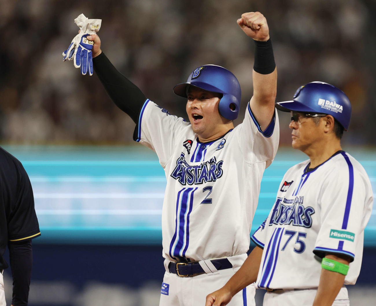 DeNA対オリックス　9回裏DeNA2死、遊内野安打を放ちリクエストの結果セーフとなりガッツポーズする牧（撮影・宮地輝）