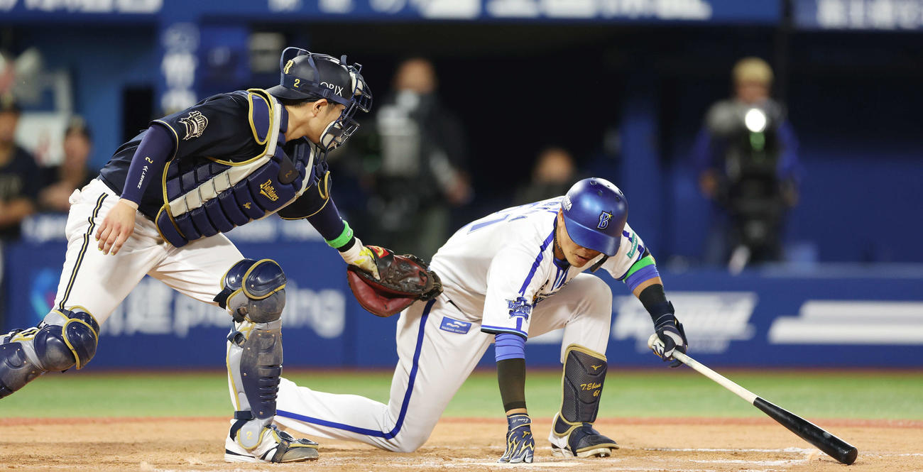 DeNA対オリックス　9回裏DeNA2死一塁、空振り三振に倒れる蝦名（撮影・宮地輝）