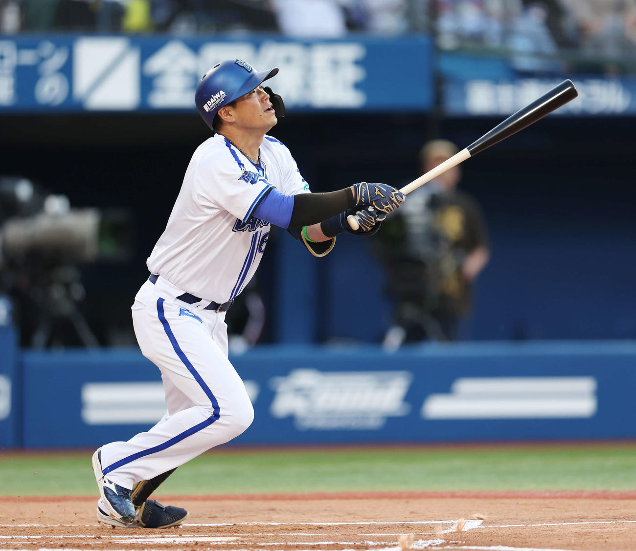 DeNA対オリックス　1回裏DeNA無死、右越えソロ本塁打を放つ蝦名（撮影・宮地輝）