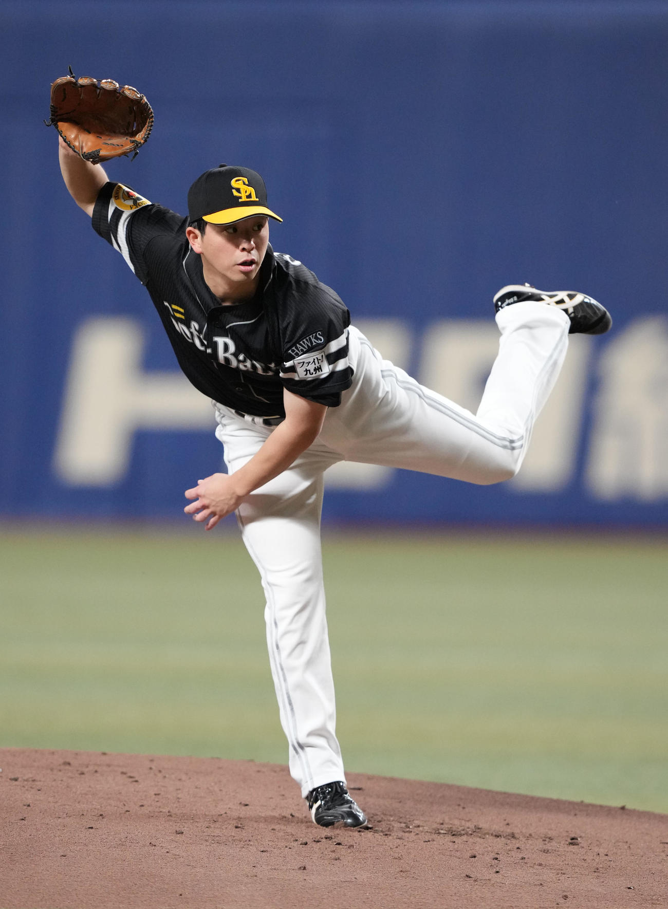 中日対ソフトバンク　1回裏、登板するソフトバン先発の大関（撮影・森本幸一）