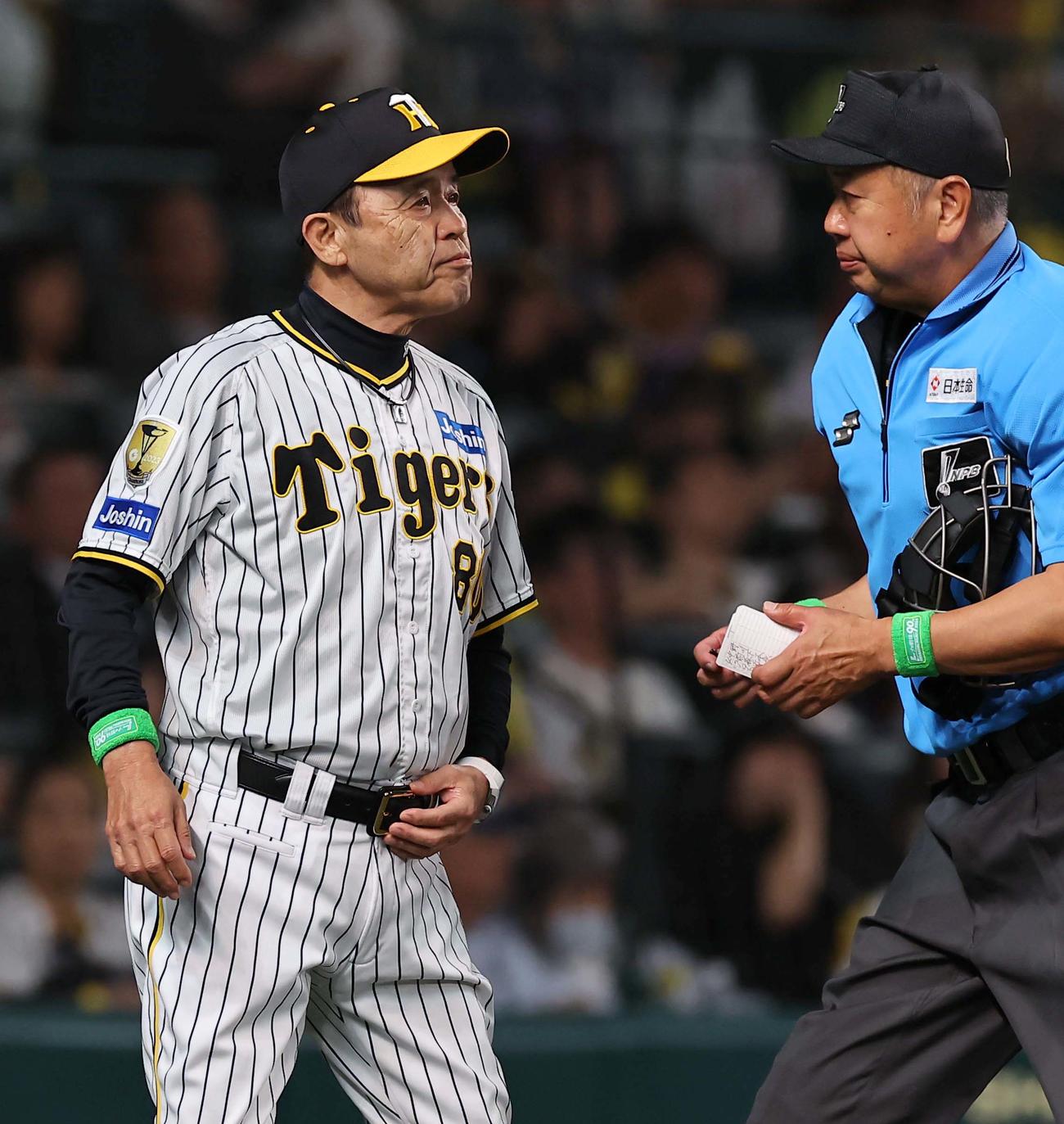 阪神対楽天　選手交代を告げる岡田監督（撮影・上田博志）