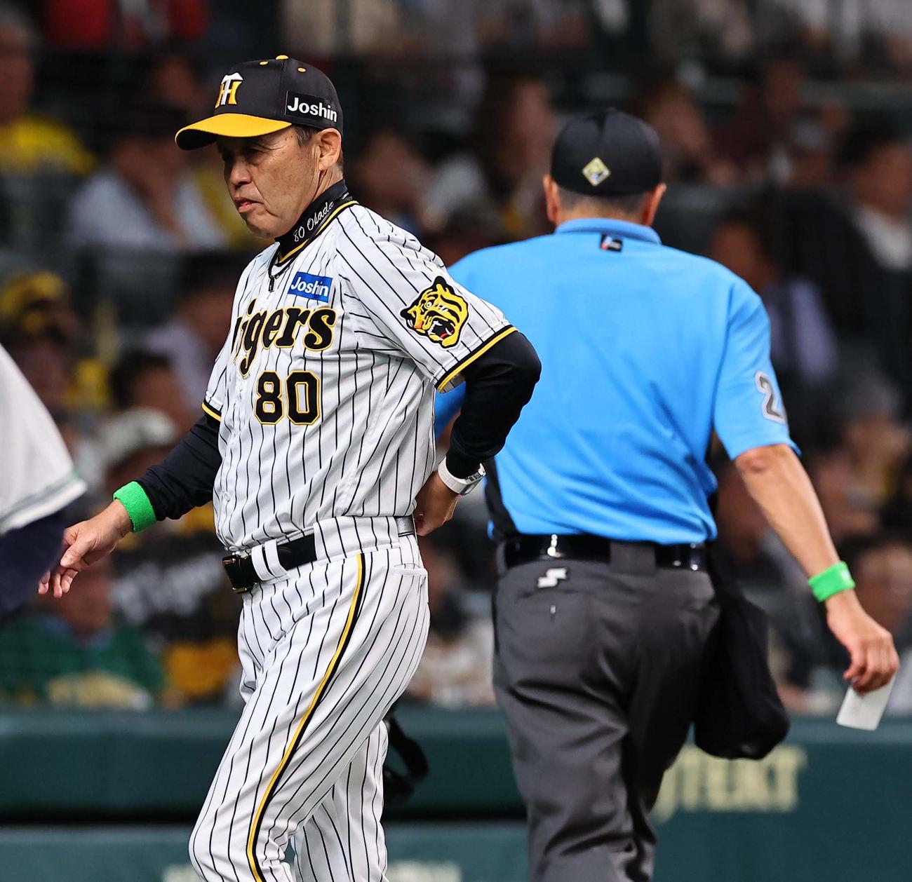 阪神対楽天　選手交代を告げる岡田監督（撮影・上田博志）