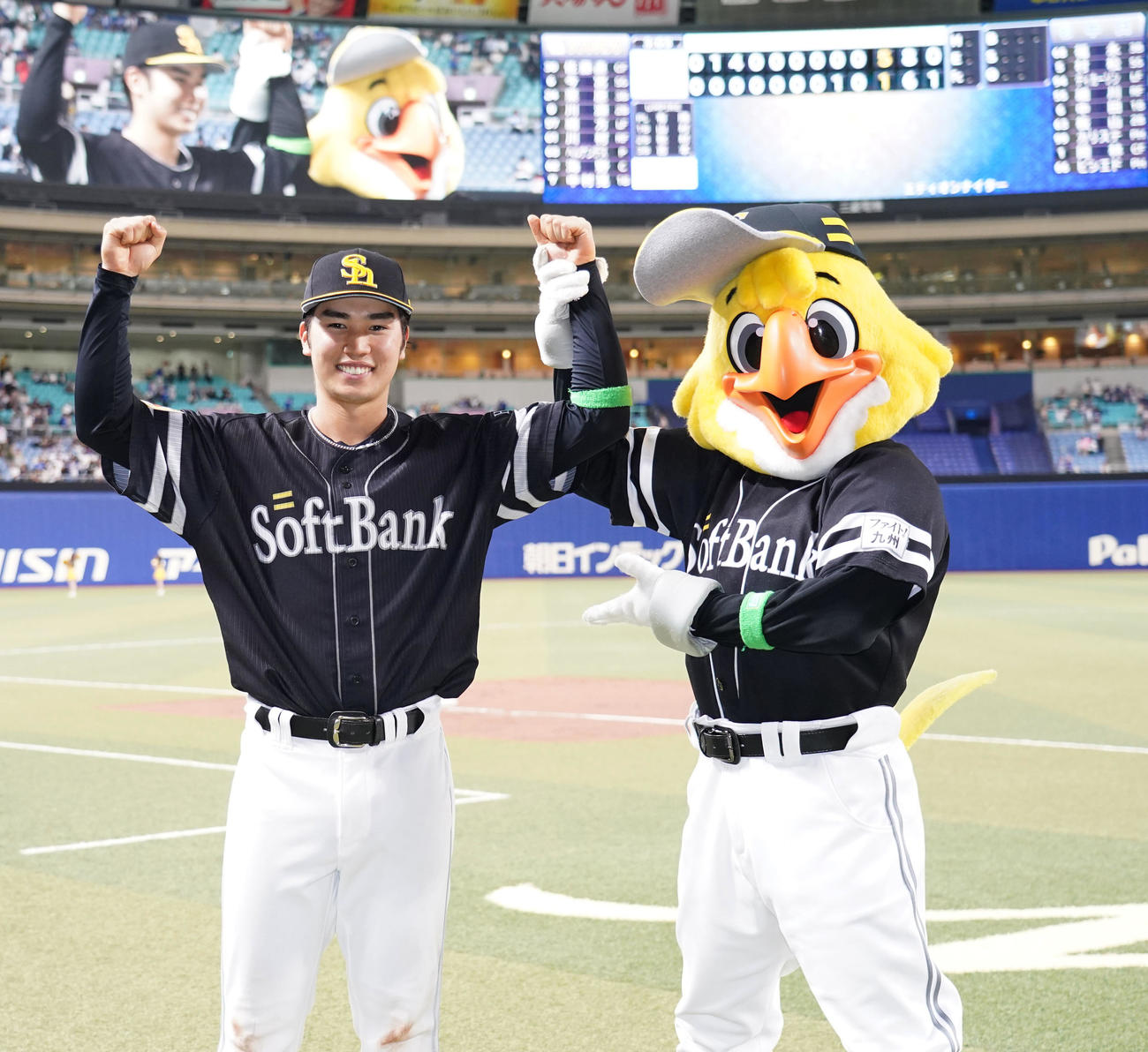 中日対ソフトバンク　ヒーローインタビューを終えハリーとポーズを決める広瀬（撮影・森本幸一）