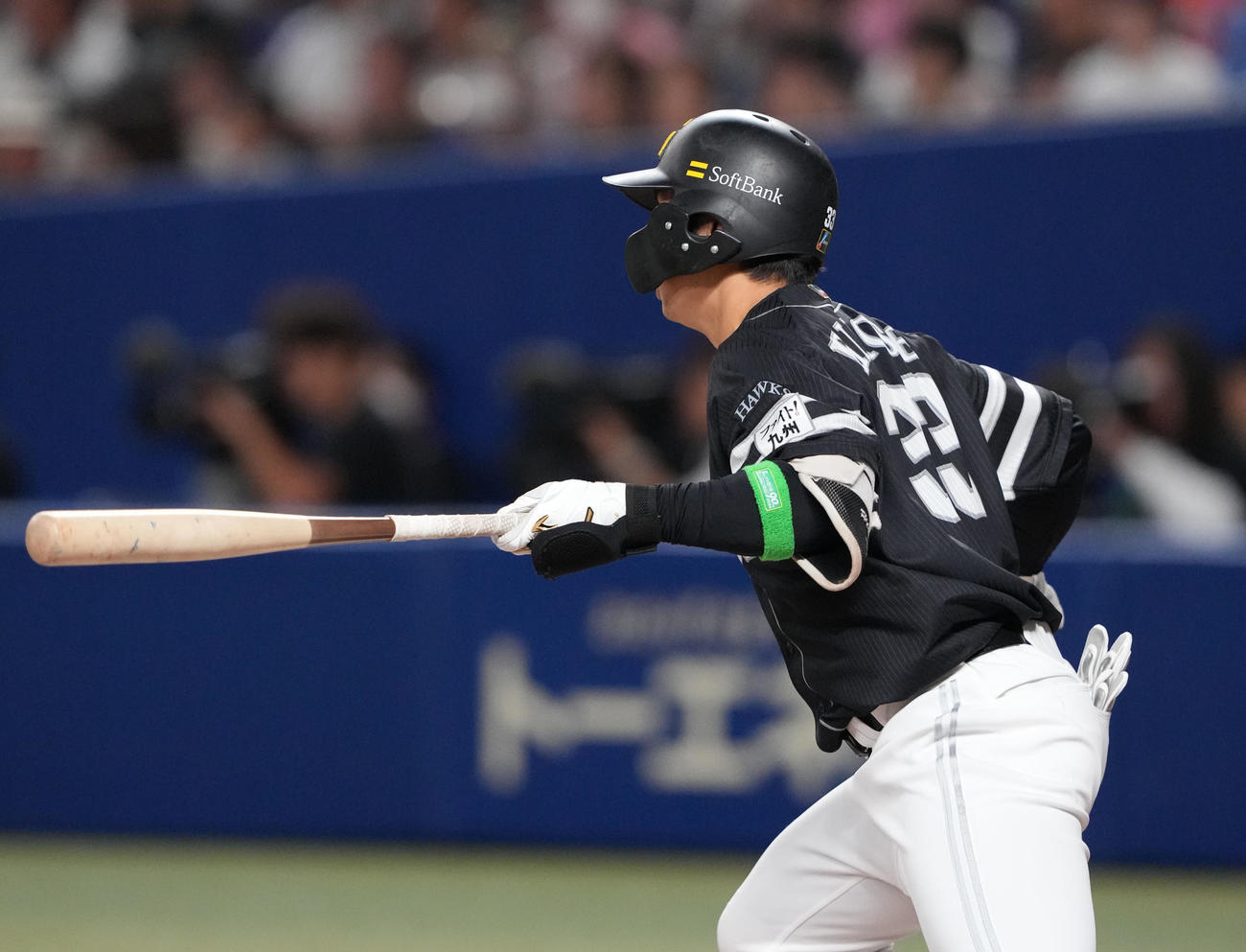 中日対ソフトバンク　2回表ソフトバンク2死一塁、右前打を放つ広瀬（撮影・森本幸一）