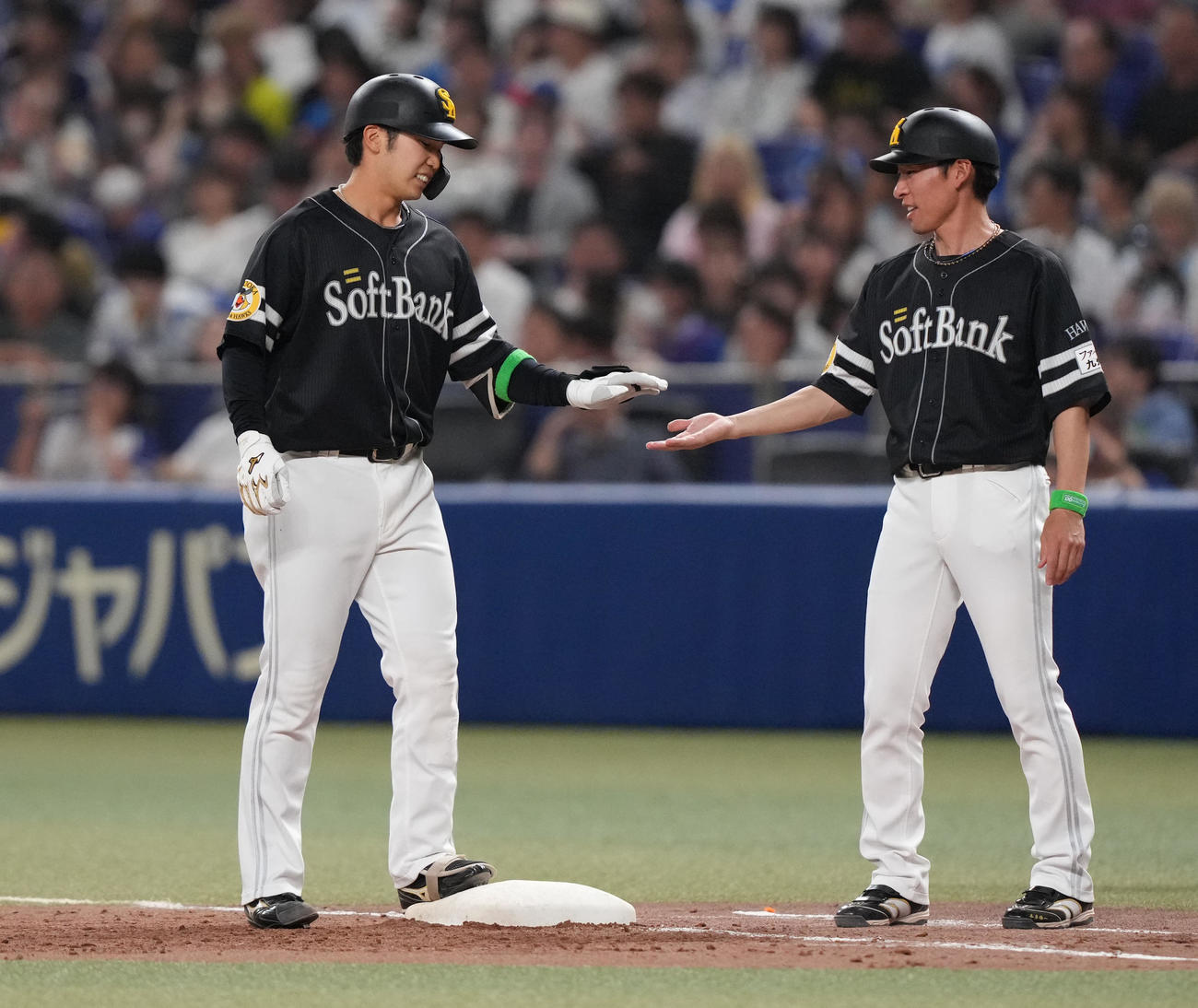 中日対ソフトバンク　3回表ソフトバンク2死二塁、右前適時打を放った広瀬（左）（撮影・森本幸一）