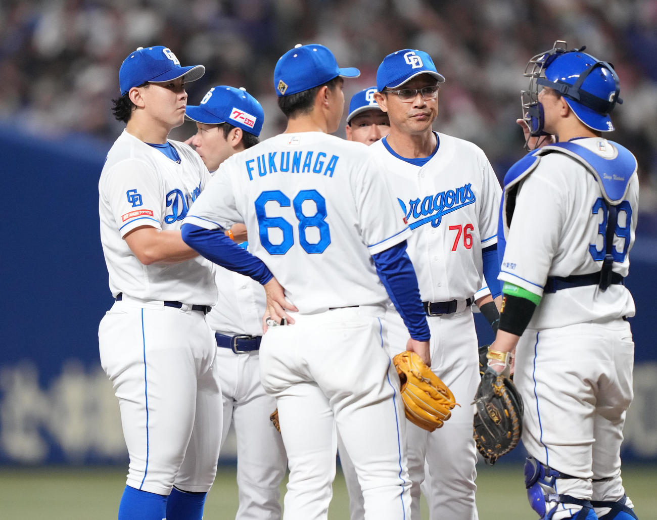 中日対ソフトバンク　3回表ソフトバンク2死二塁、マウンドの小笠原（左）のもとに集まる中日ナイン（撮影・森本幸一）