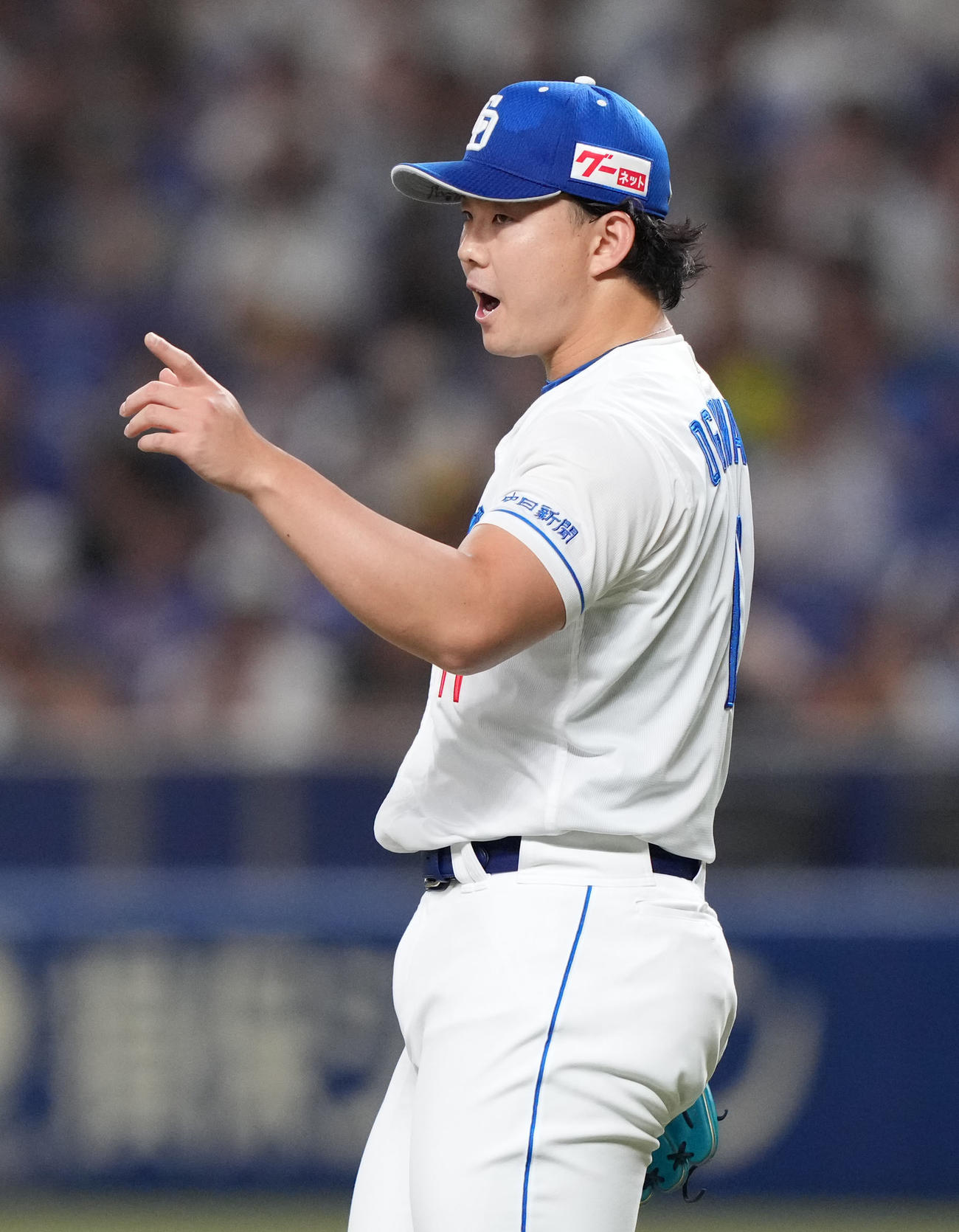 中日対ソフトバンク　1回表ソフトバンク無死一塁、今宮を併殺打に打ち取り野手に声をかける小笠原（撮影・森本幸一）