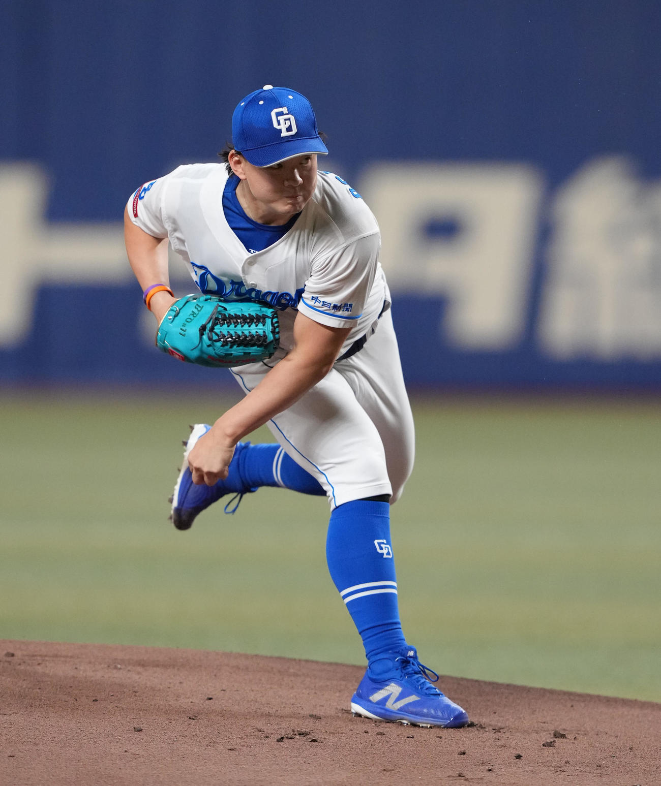 中日対ソフトバンク　1回表、登板する中日先発の小笠原（撮影・森本幸一）