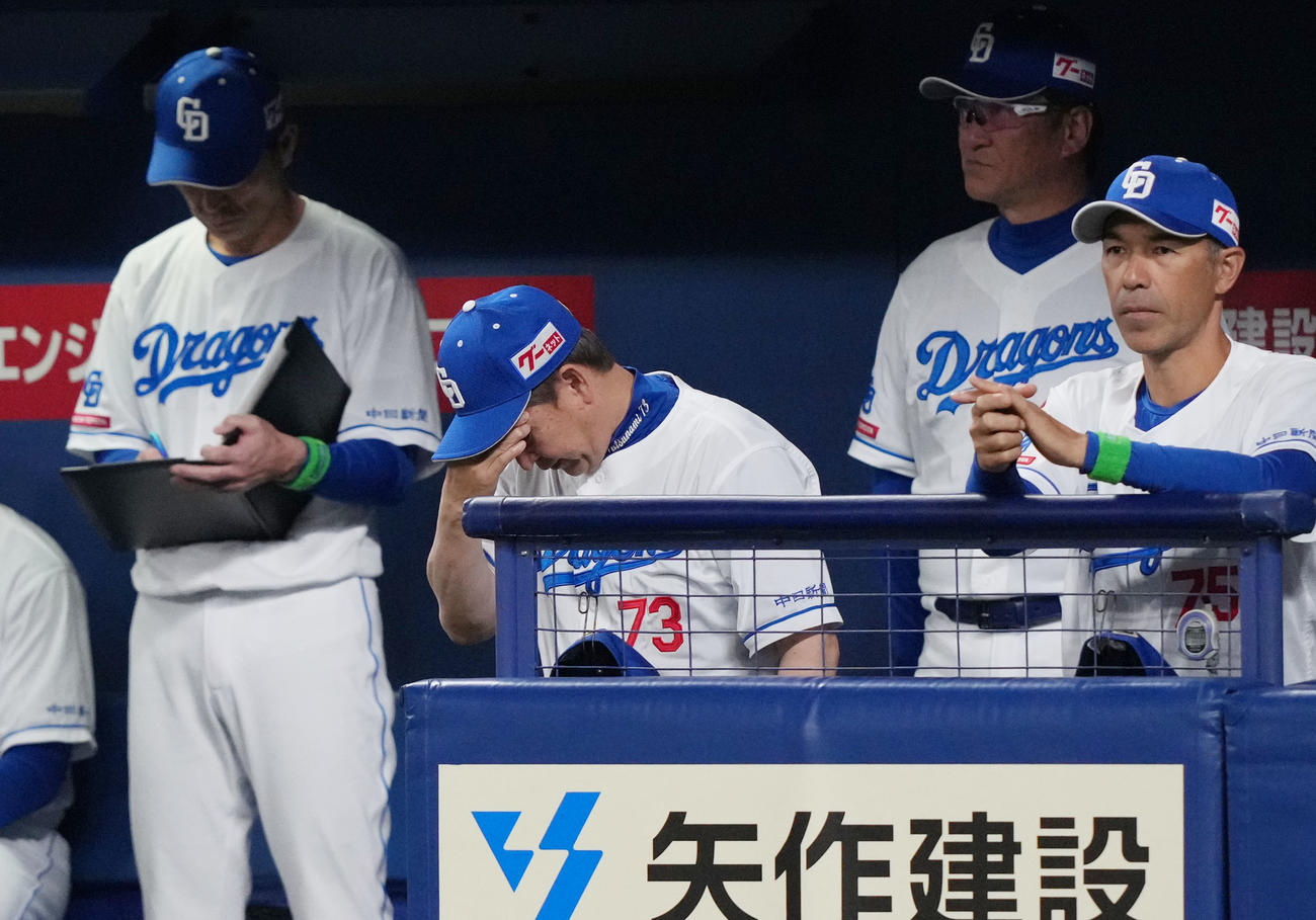 中日対ソフトバンク　2回裏、ベンチでうつむく立浪監督（左から2人目）（撮影・森本幸一）