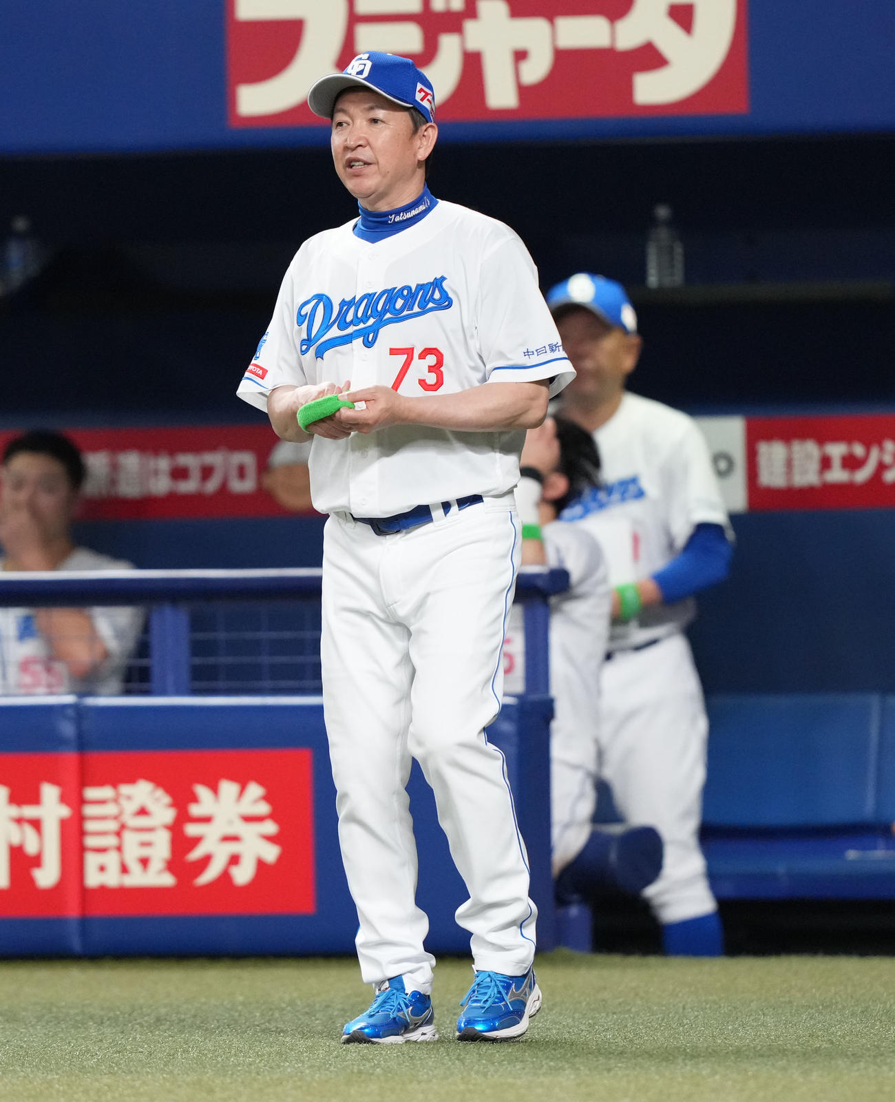 中日対ソフトバンク　6回終了、選手交代を告げる立浪監督（撮影・森本幸一）
