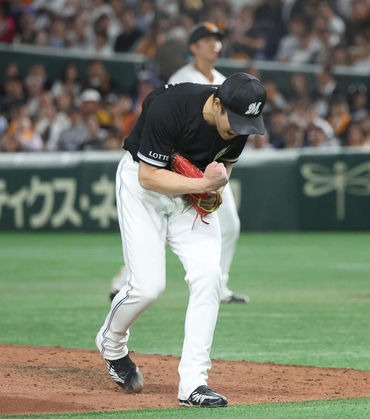 巨人対ロッテ　6回裏巨人2死一、三塁、立岡を空振り三振に仕留めた先発種市（撮影・丹羽敏通）