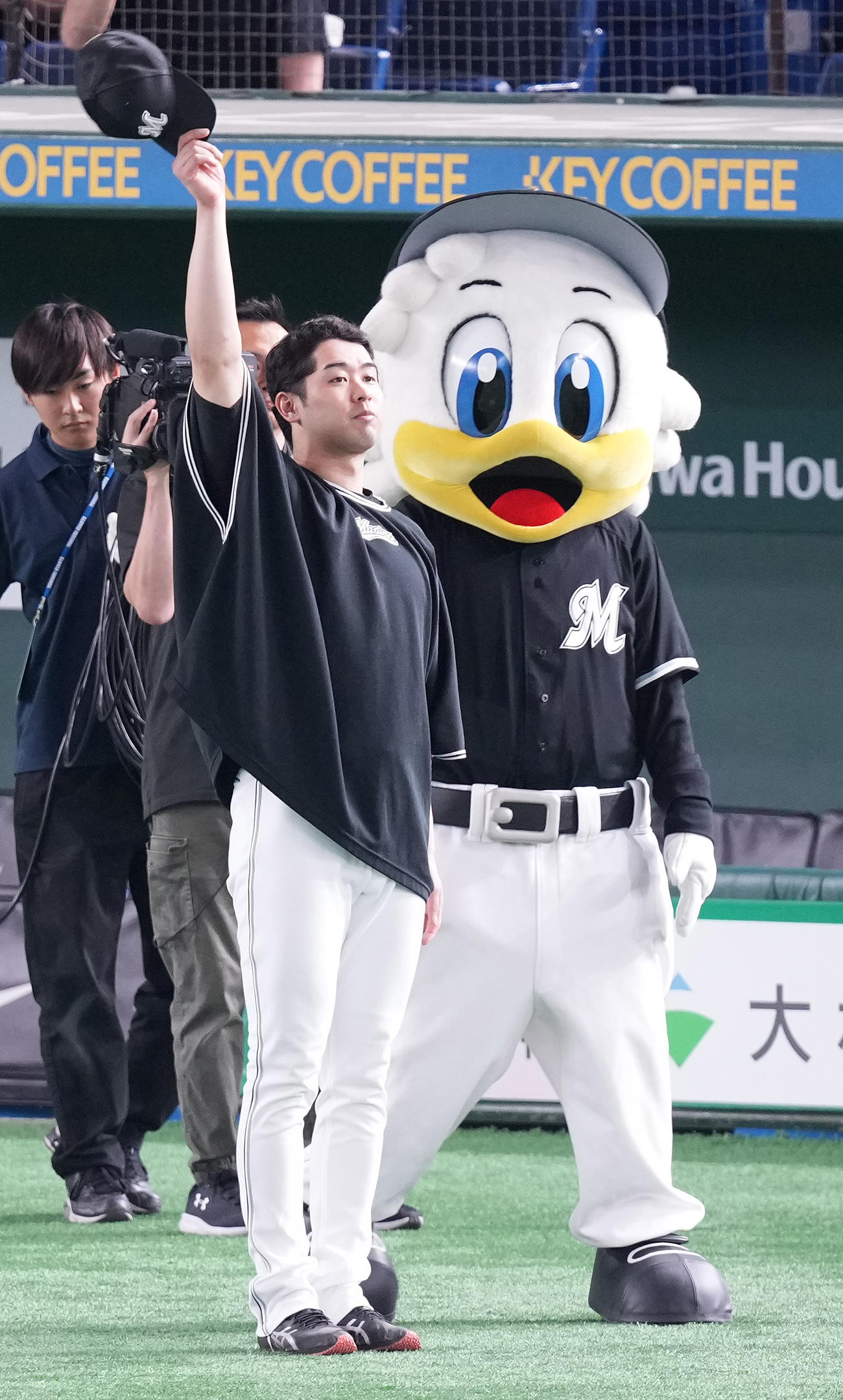 巨人対ロッテ　巨人に勝利し、ファンの声援に応えるロッテ種市（撮影・鈴木みどり）
