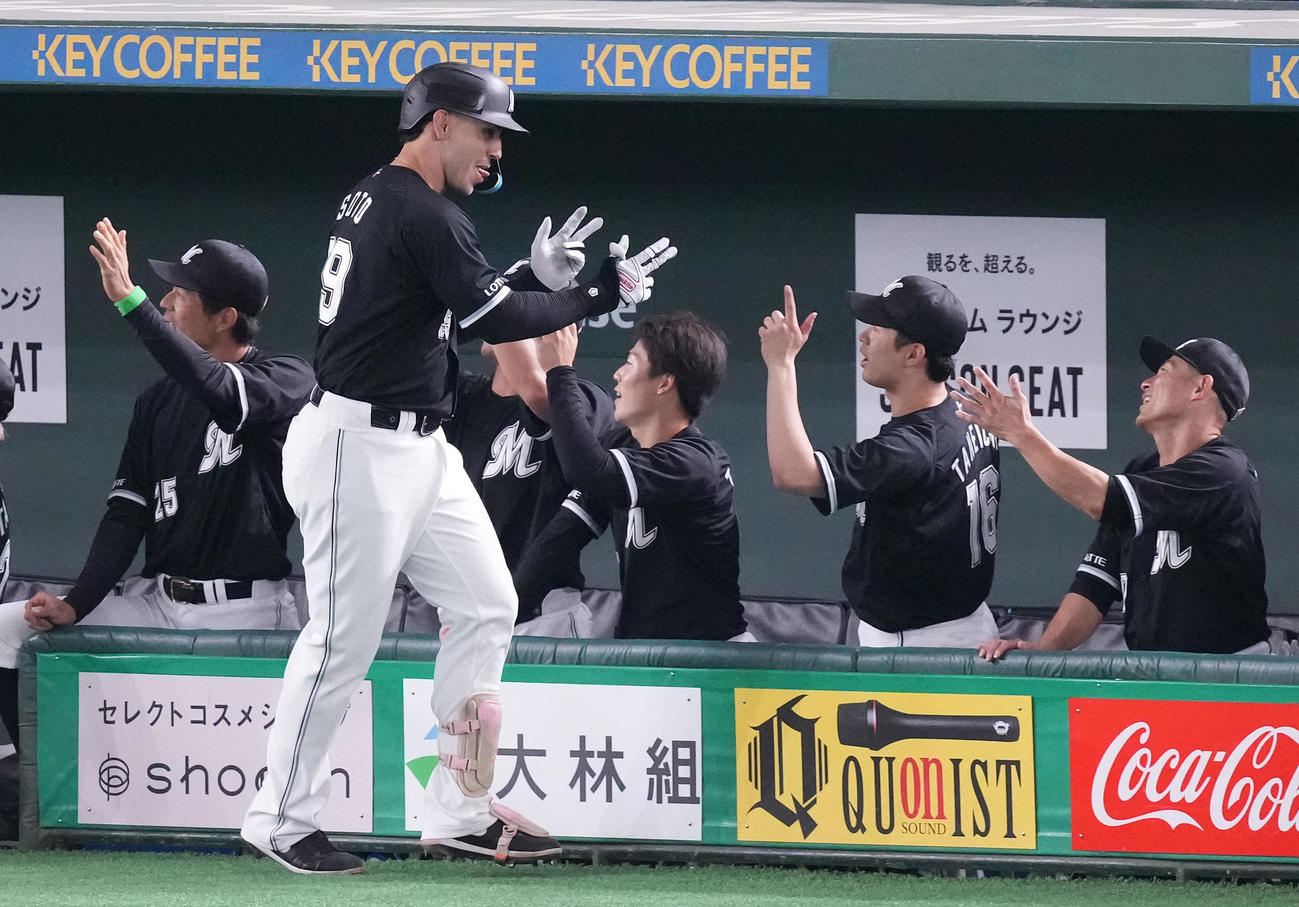 巨人対ロッテ　4回表ロッテ無死一、二塁、先制の右越え3点本塁打を放ったソト（左から2人目）を迎える種市（右から2人目）（撮影・鈴木みどり）
