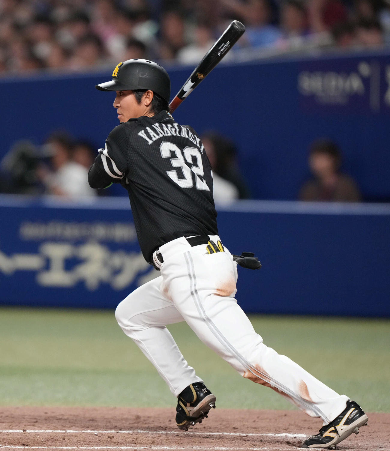 中日対ソフトバンク　3回表ソフトバンク2死二塁、中前適時打を放つ柳町（撮影・森本幸一）