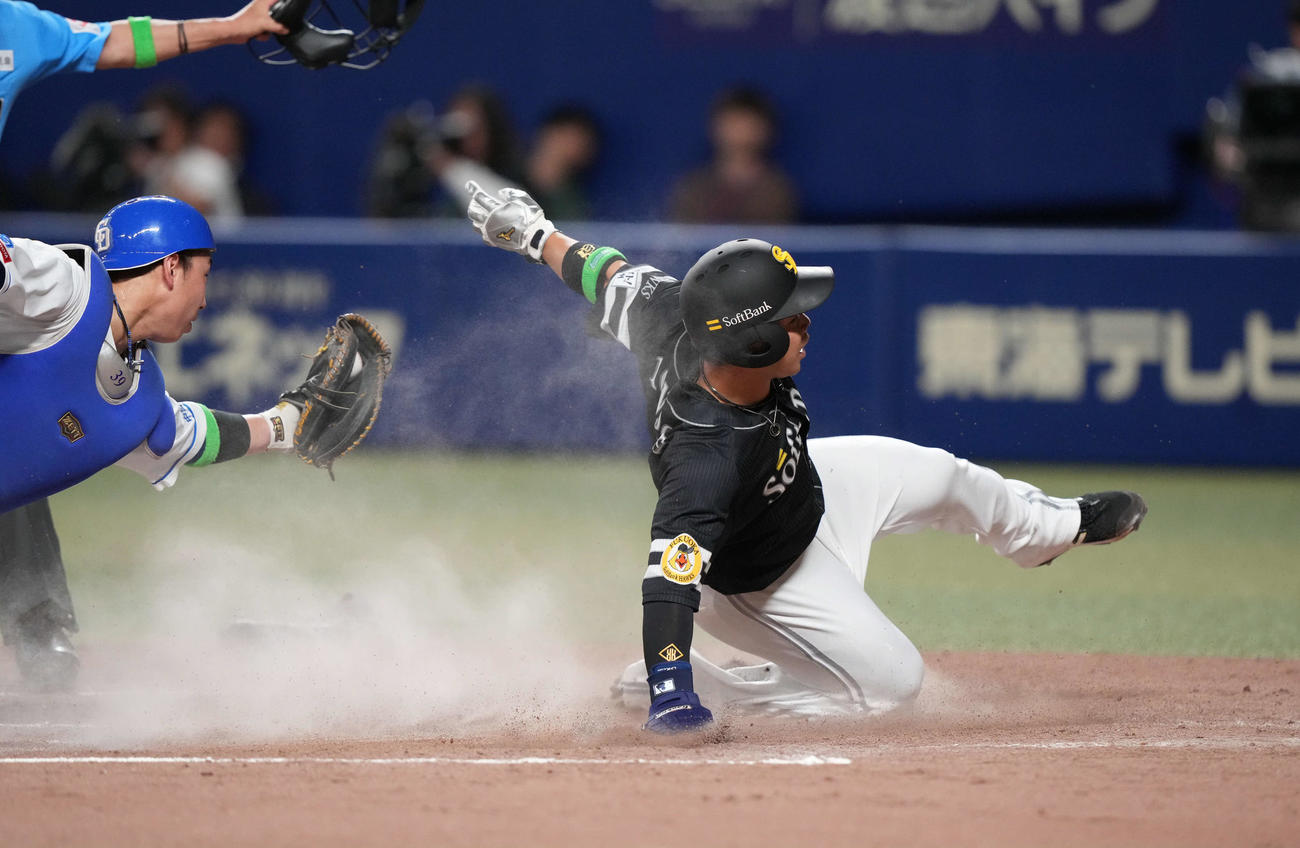 中日対ソフトバンク　3回表ソフトバンク2死二塁、柳町の中前適時打で生還する近藤（右）捕手は宇佐見（撮影・森本幸一）