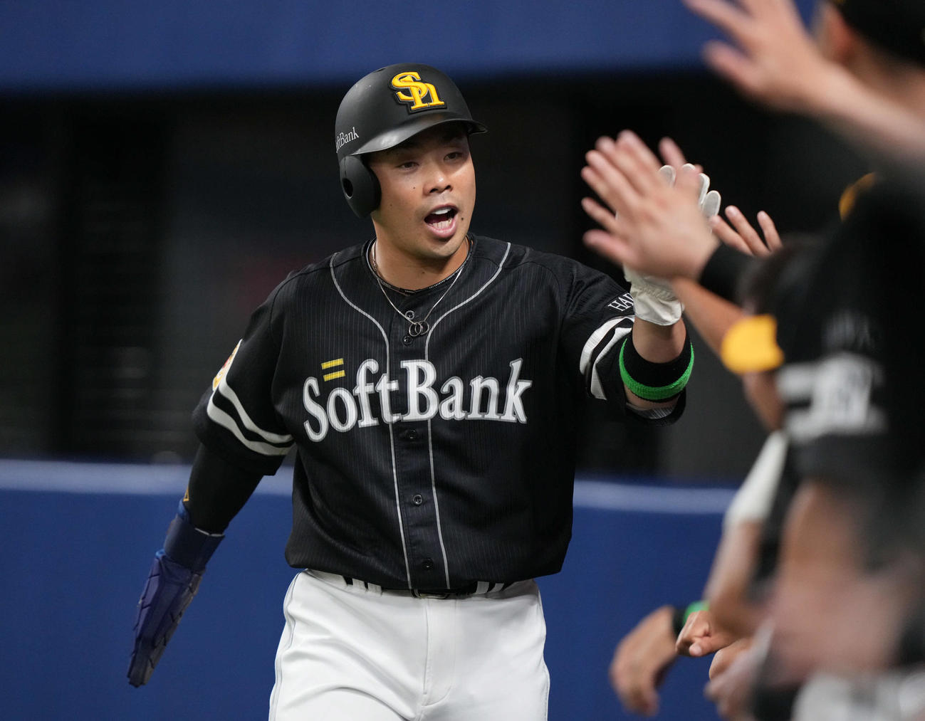 中日対ソフトバンク　3回表ソフトバンク2死二塁、柳町の中前適時打で生還しナインとタッチを交わす近藤（撮影・森本幸一）