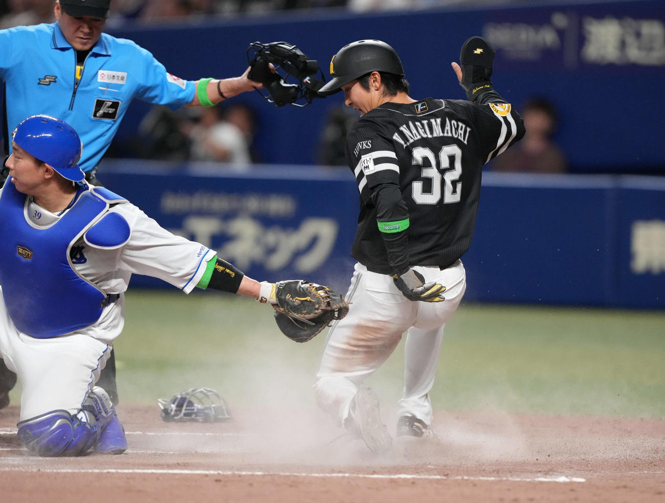 中日対ソフトバンク　3回表ソフトバンク2死二塁、広瀬の右前適時打で生還する柳町（右）捕手は宇佐見（撮影・森本幸一）