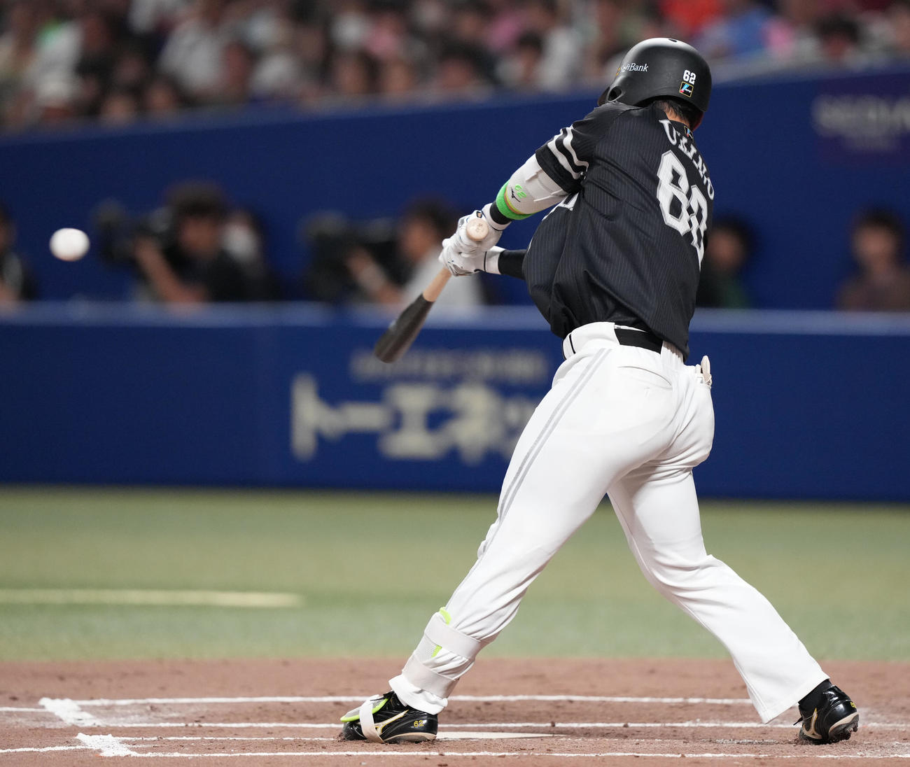 中日対ソフトバンク　2回表ソフトバンク2死一、三塁、右適時打を放つ海野（撮影・森本幸一）