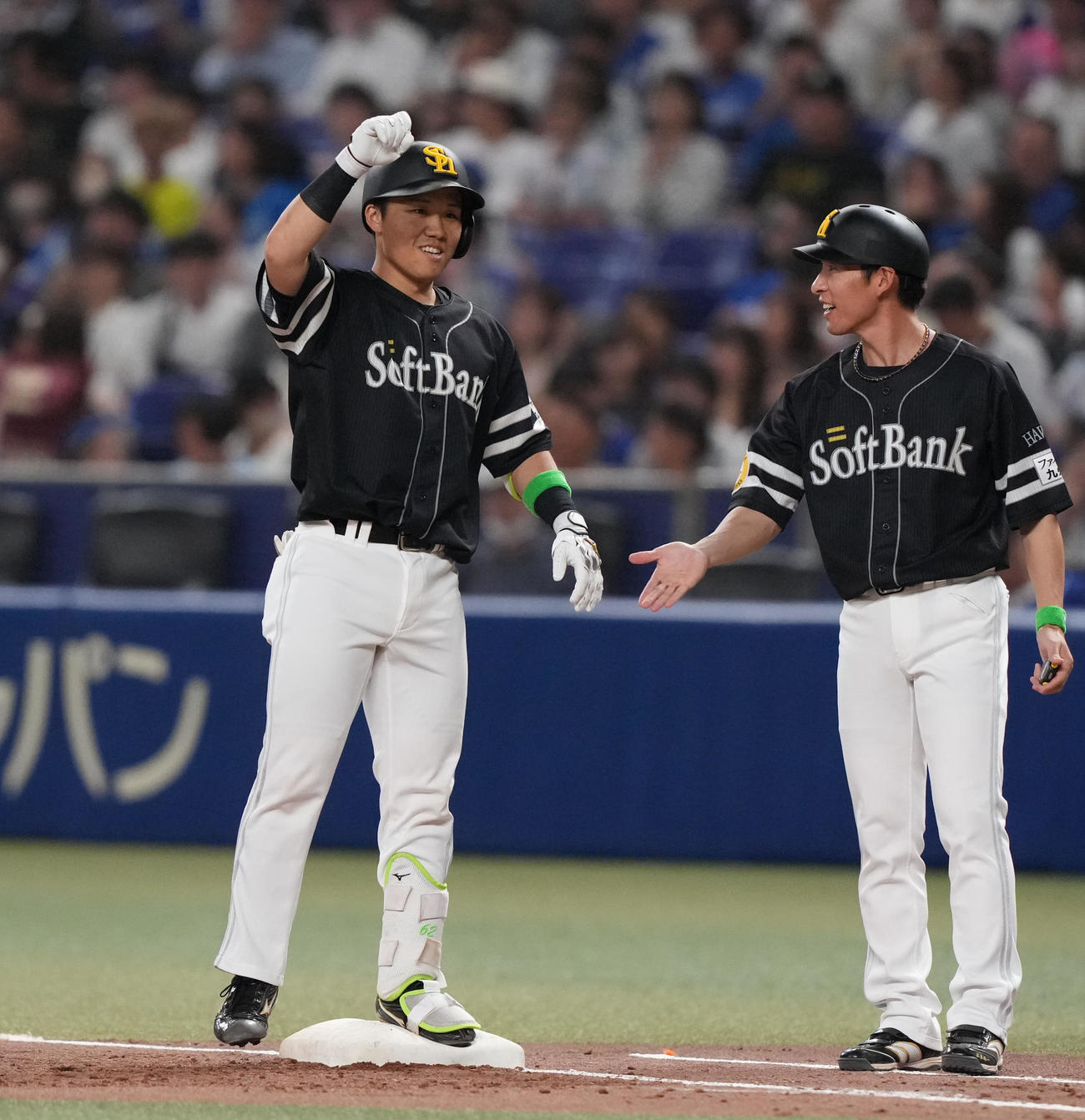 中日対ソフトバンク　2回表ソフトバンク2死一、三塁、右適時打を放った海野（左）（撮影・森本幸一）